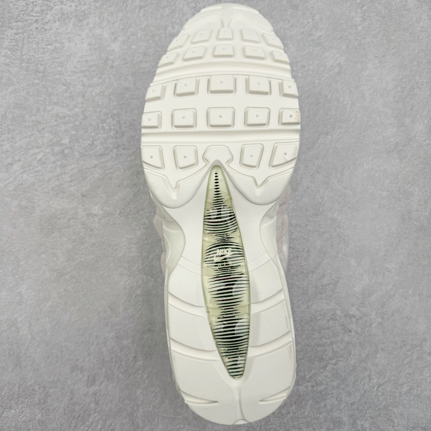 图片[9]-＃GX纯原 CDG x NK Air Max 95 联名复古减震防滑低帮气垫跑步鞋 纯白 CU8406-100 鞋款设计灵感源于人体构造 中底设计基于人体的脊柱构造 是整体设计的核心 尼龙孔眼代表了肋骨 而分层式面板和网眼象征着肌肉纤维和肉体组织 Air Max 95采用了两个独立的吹塑成型的Air-Sole单元 并首次在前掌使用可视化气垫设计 Swoosh logo夜当作一个 点符号放在了鞋子的后帮位置 20年的发展让 AIR MAX 95有了不同的故事 20年后再度面向世人的时候 焕然一新的面貌 让人有了另外一种清新脱俗的感觉 尺码：40 40.5 41 42 42.5 43 44 44.5 45 45.5 46 47.5 48.5-选品中心