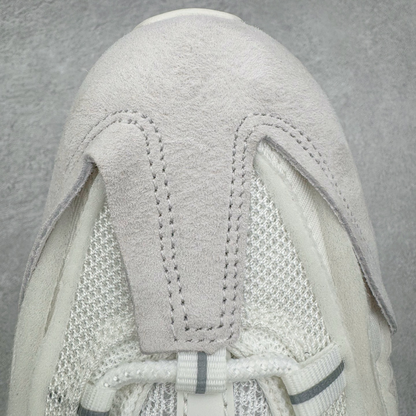 图片[16]-＃GX纯原 CDG x NK Air Max 95 联名复古减震防滑低帮气垫跑步鞋 纯白 CU8406-100 鞋款设计灵感源于人体构造 中底设计基于人体的脊柱构造 是整体设计的核心 尼龙孔眼代表了肋骨 而分层式面板和网眼象征着肌肉纤维和肉体组织 Air Max 95采用了两个独立的吹塑成型的Air-Sole单元 并首次在前掌使用可视化气垫设计 Swoosh logo夜当作一个 点符号放在了鞋子的后帮位置 20年的发展让 AIR MAX 95有了不同的故事 20年后再度面向世人的时候 焕然一新的面貌 让人有了另外一种清新脱俗的感觉 尺码：40 40.5 41 42 42.5 43 44 44.5 45 45.5 46 47.5 48.5-选品中心