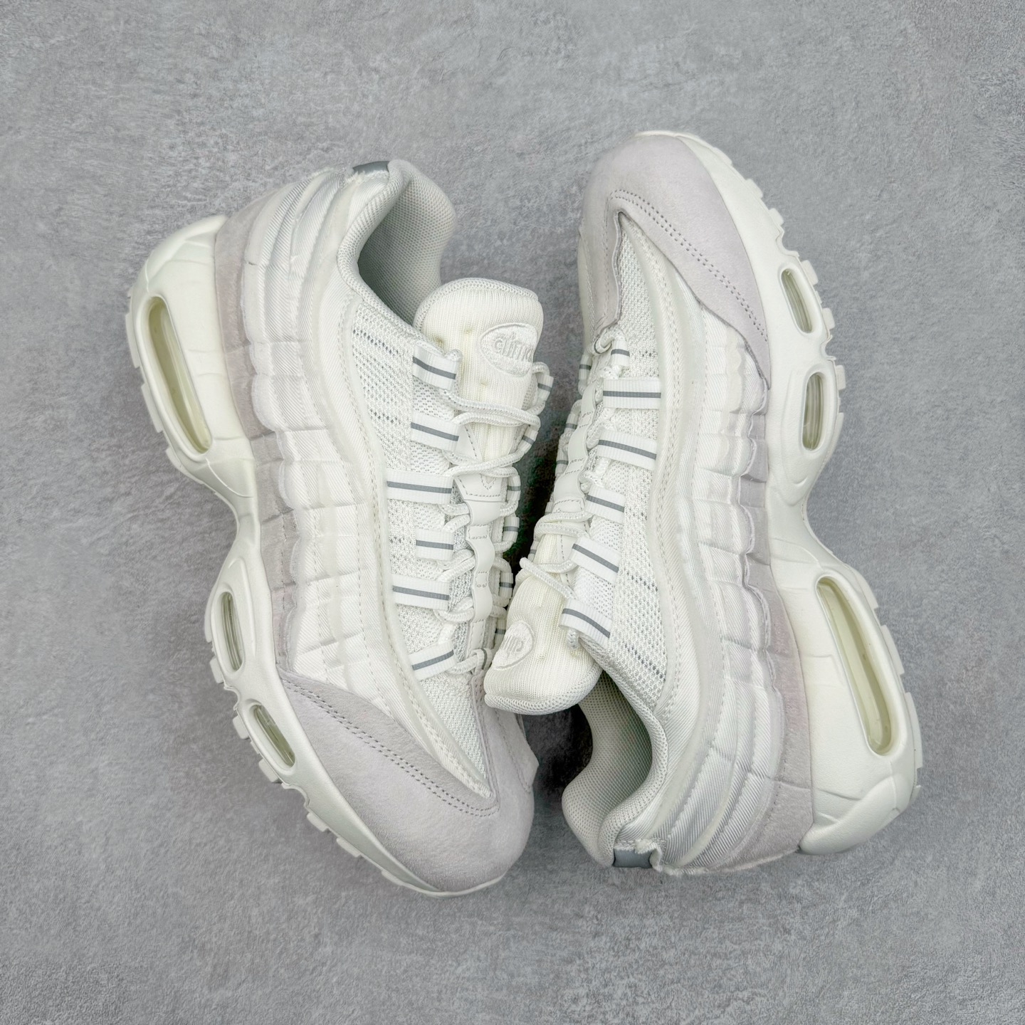 图片[3]-＃GX纯原 CDG x NK Air Max 95 联名复古减震防滑低帮气垫跑步鞋 纯白 CU8406-100 鞋款设计灵感源于人体构造 中底设计基于人体的脊柱构造 是整体设计的核心 尼龙孔眼代表了肋骨 而分层式面板和网眼象征着肌肉纤维和肉体组织 Air Max 95采用了两个独立的吹塑成型的Air-Sole单元 并首次在前掌使用可视化气垫设计 Swoosh logo夜当作一个 点符号放在了鞋子的后帮位置 20年的发展让 AIR MAX 95有了不同的故事 20年后再度面向世人的时候 焕然一新的面貌 让人有了另外一种清新脱俗的感觉 尺码：40 40.5 41 42 42.5 43 44 44.5 45 45.5 46 47.5 48.5-选品中心