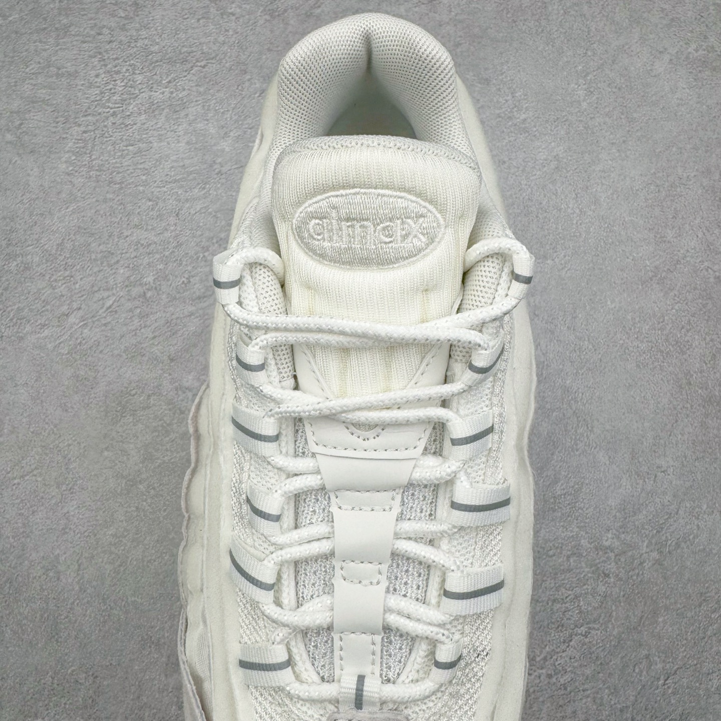 图片[5]-＃GX纯原 CDG x NK Air Max 95 联名复古减震防滑低帮气垫跑步鞋 纯白 CU8406-100 鞋款设计灵感源于人体构造 中底设计基于人体的脊柱构造 是整体设计的核心 尼龙孔眼代表了肋骨 而分层式面板和网眼象征着肌肉纤维和肉体组织 Air Max 95采用了两个独立的吹塑成型的Air-Sole单元 并首次在前掌使用可视化气垫设计 Swoosh logo夜当作一个 点符号放在了鞋子的后帮位置 20年的发展让 AIR MAX 95有了不同的故事 20年后再度面向世人的时候 焕然一新的面貌 让人有了另外一种清新脱俗的感觉 尺码：40 40.5 41 42 42.5 43 44 44.5 45 45.5 46 47.5 48.5-选品中心