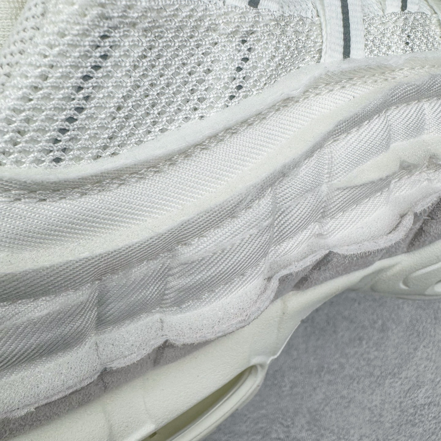 图片[14]-＃GX纯原 CDG x NK Air Max 95 联名复古减震防滑低帮气垫跑步鞋 纯白 CU8406-100 鞋款设计灵感源于人体构造 中底设计基于人体的脊柱构造 是整体设计的核心 尼龙孔眼代表了肋骨 而分层式面板和网眼象征着肌肉纤维和肉体组织 Air Max 95采用了两个独立的吹塑成型的Air-Sole单元 并首次在前掌使用可视化气垫设计 Swoosh logo夜当作一个 点符号放在了鞋子的后帮位置 20年的发展让 AIR MAX 95有了不同的故事 20年后再度面向世人的时候 焕然一新的面貌 让人有了另外一种清新脱俗的感觉 尺码：40 40.5 41 42 42.5 43 44 44.5 45 45.5 46 47.5 48.5-选品中心