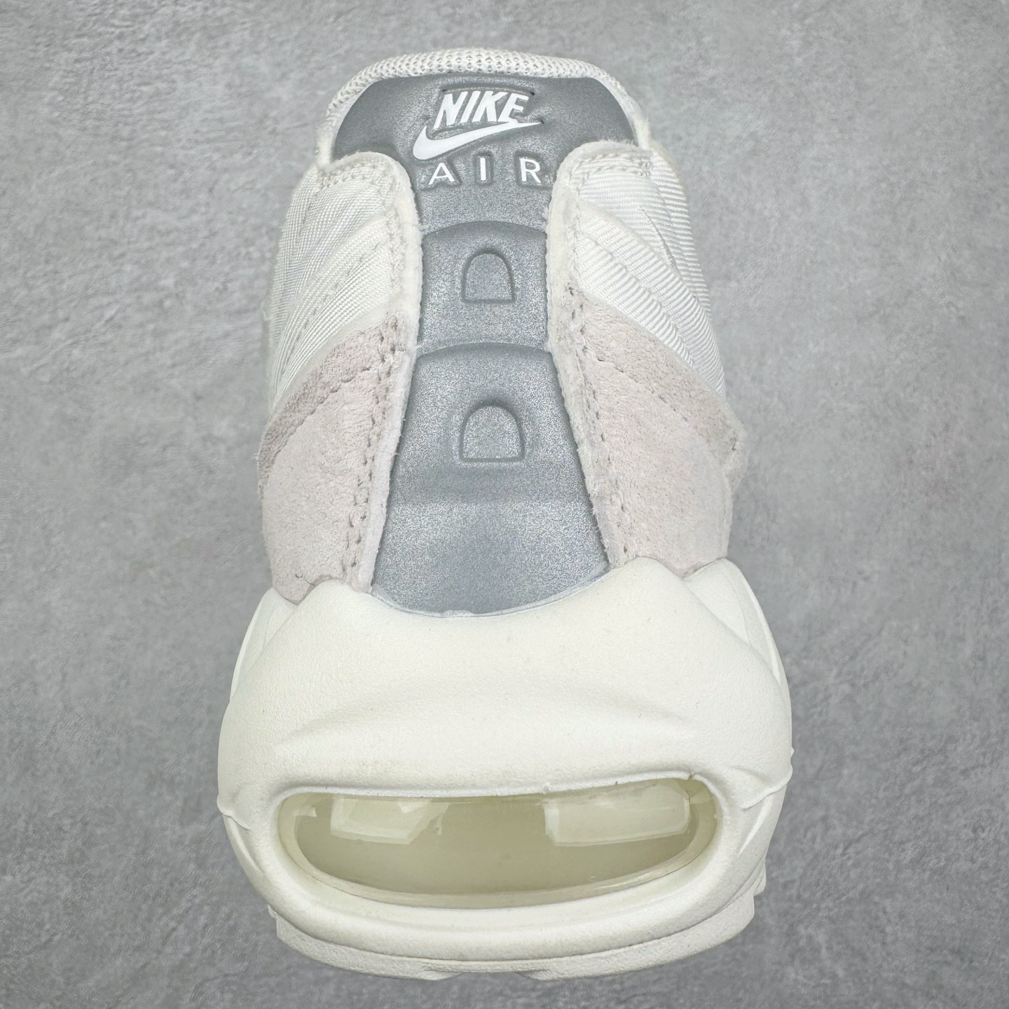 图片[8]-＃GX纯原 CDG x NK Air Max 95 联名复古减震防滑低帮气垫跑步鞋 纯白 CU8406-100 鞋款设计灵感源于人体构造 中底设计基于人体的脊柱构造 是整体设计的核心 尼龙孔眼代表了肋骨 而分层式面板和网眼象征着肌肉纤维和肉体组织 Air Max 95采用了两个独立的吹塑成型的Air-Sole单元 并首次在前掌使用可视化气垫设计 Swoosh logo夜当作一个 点符号放在了鞋子的后帮位置 20年的发展让 AIR MAX 95有了不同的故事 20年后再度面向世人的时候 焕然一新的面貌 让人有了另外一种清新脱俗的感觉 尺码：40 40.5 41 42 42.5 43 44 44.5 45 45.5 46 47.5 48.5-选品中心