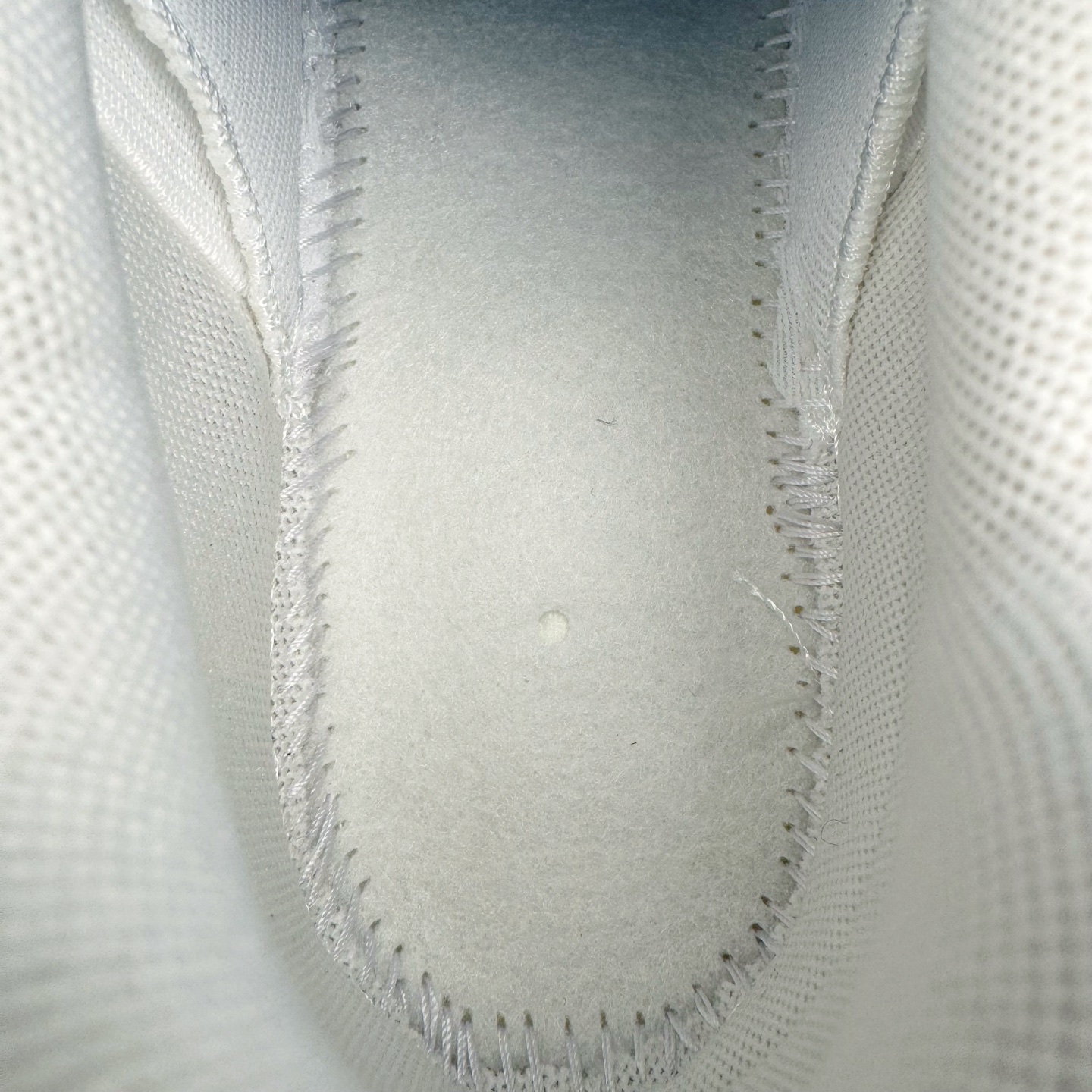 图片[21]-＃GX纯原 CDG x NK Air Max 95 联名复古减震防滑低帮气垫跑步鞋 纯白 CU8406-100 鞋款设计灵感源于人体构造 中底设计基于人体的脊柱构造 是整体设计的核心 尼龙孔眼代表了肋骨 而分层式面板和网眼象征着肌肉纤维和肉体组织 Air Max 95采用了两个独立的吹塑成型的Air-Sole单元 并首次在前掌使用可视化气垫设计 Swoosh logo夜当作一个 点符号放在了鞋子的后帮位置 20年的发展让 AIR MAX 95有了不同的故事 20年后再度面向世人的时候 焕然一新的面貌 让人有了另外一种清新脱俗的感觉 尺码：40 40.5 41 42 42.5 43 44 44.5 45 45.5 46 47.5 48.5-选品中心