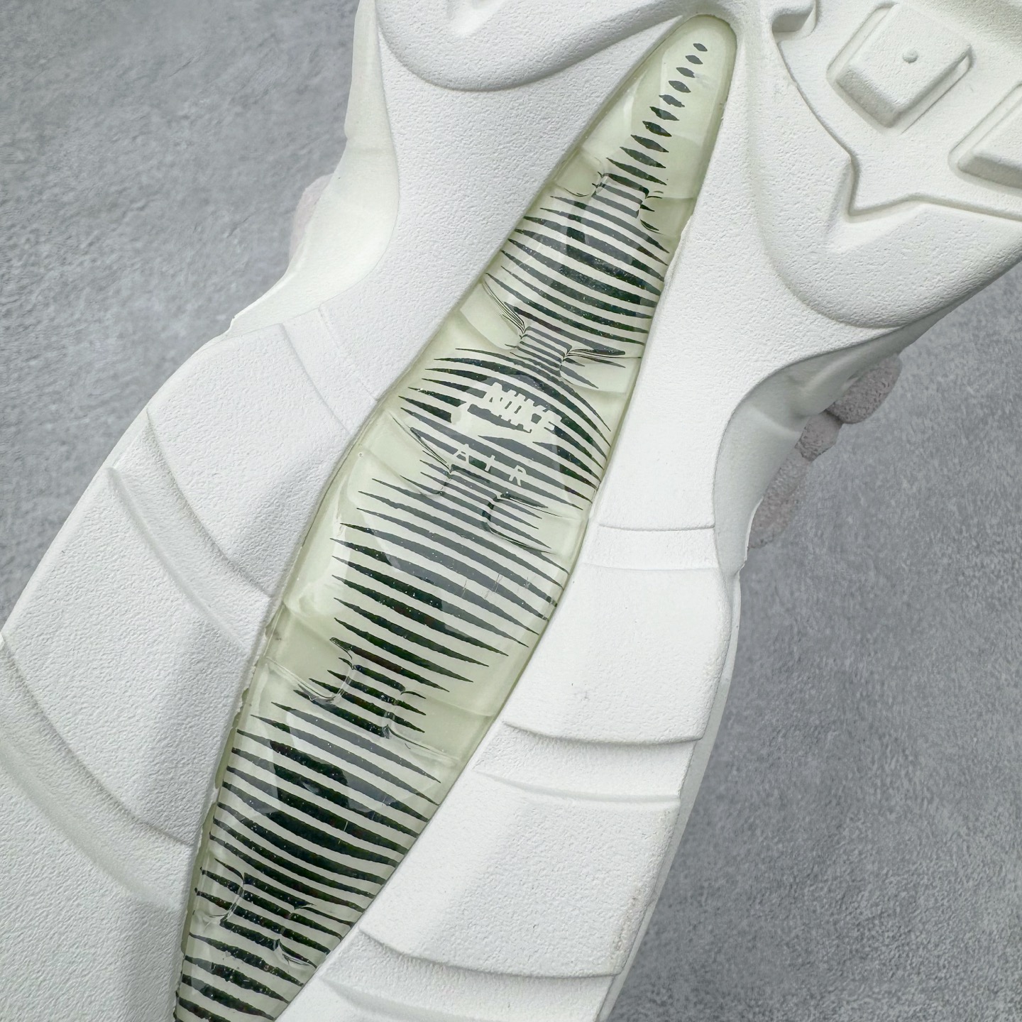 图片[12]-＃GX纯原 CDG x NK Air Max 95 联名复古减震防滑低帮气垫跑步鞋 纯白 CU8406-100 鞋款设计灵感源于人体构造 中底设计基于人体的脊柱构造 是整体设计的核心 尼龙孔眼代表了肋骨 而分层式面板和网眼象征着肌肉纤维和肉体组织 Air Max 95采用了两个独立的吹塑成型的Air-Sole单元 并首次在前掌使用可视化气垫设计 Swoosh logo夜当作一个 点符号放在了鞋子的后帮位置 20年的发展让 AIR MAX 95有了不同的故事 20年后再度面向世人的时候 焕然一新的面貌 让人有了另外一种清新脱俗的感觉 尺码：40 40.5 41 42 42.5 43 44 44.5 45 45.5 46 47.5 48.5-选品中心