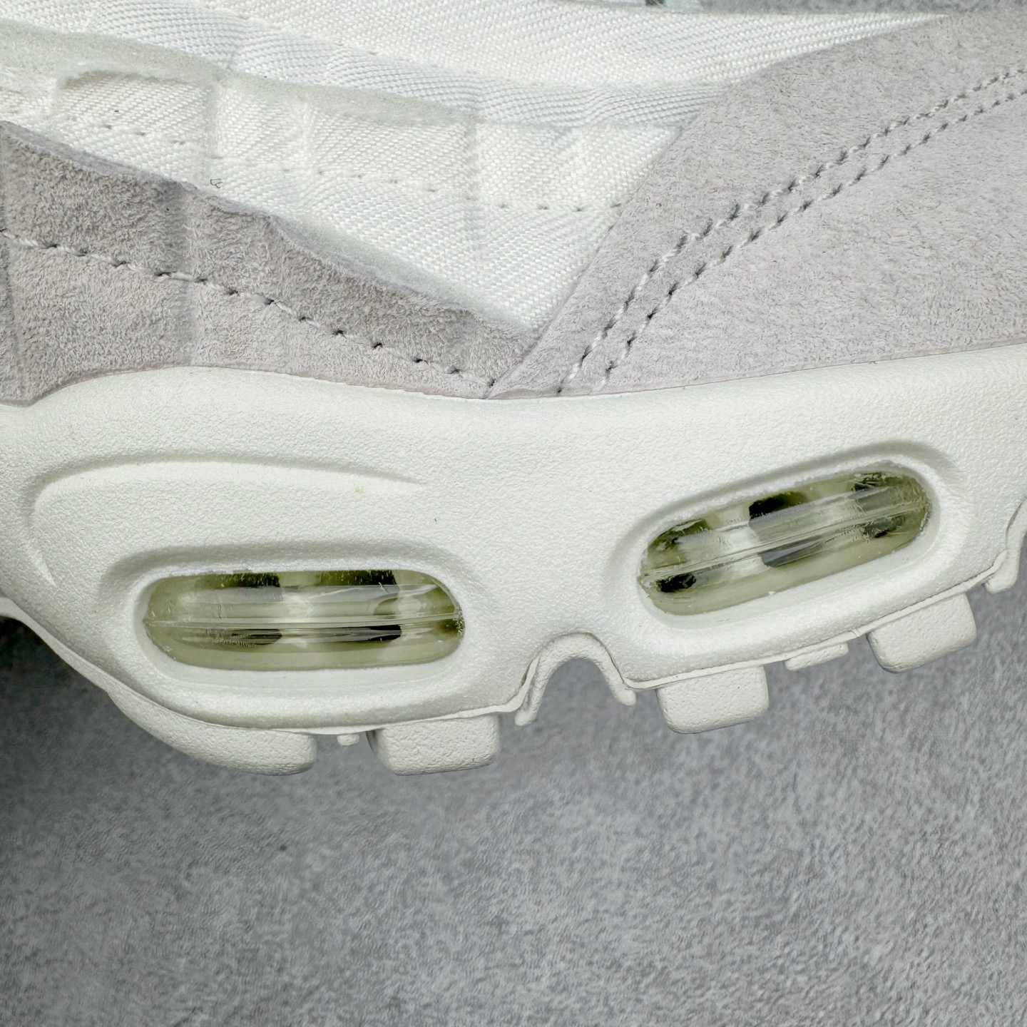 图片[15]-＃GX纯原 CDG x NK Air Max 95 联名复古减震防滑低帮气垫跑步鞋 纯白 CU8406-100 鞋款设计灵感源于人体构造 中底设计基于人体的脊柱构造 是整体设计的核心 尼龙孔眼代表了肋骨 而分层式面板和网眼象征着肌肉纤维和肉体组织 Air Max 95采用了两个独立的吹塑成型的Air-Sole单元 并首次在前掌使用可视化气垫设计 Swoosh logo夜当作一个 点符号放在了鞋子的后帮位置 20年的发展让 AIR MAX 95有了不同的故事 20年后再度面向世人的时候 焕然一新的面貌 让人有了另外一种清新脱俗的感觉 尺码：40 40.5 41 42 42.5 43 44 44.5 45 45.5 46 47.5 48.5-选品中心