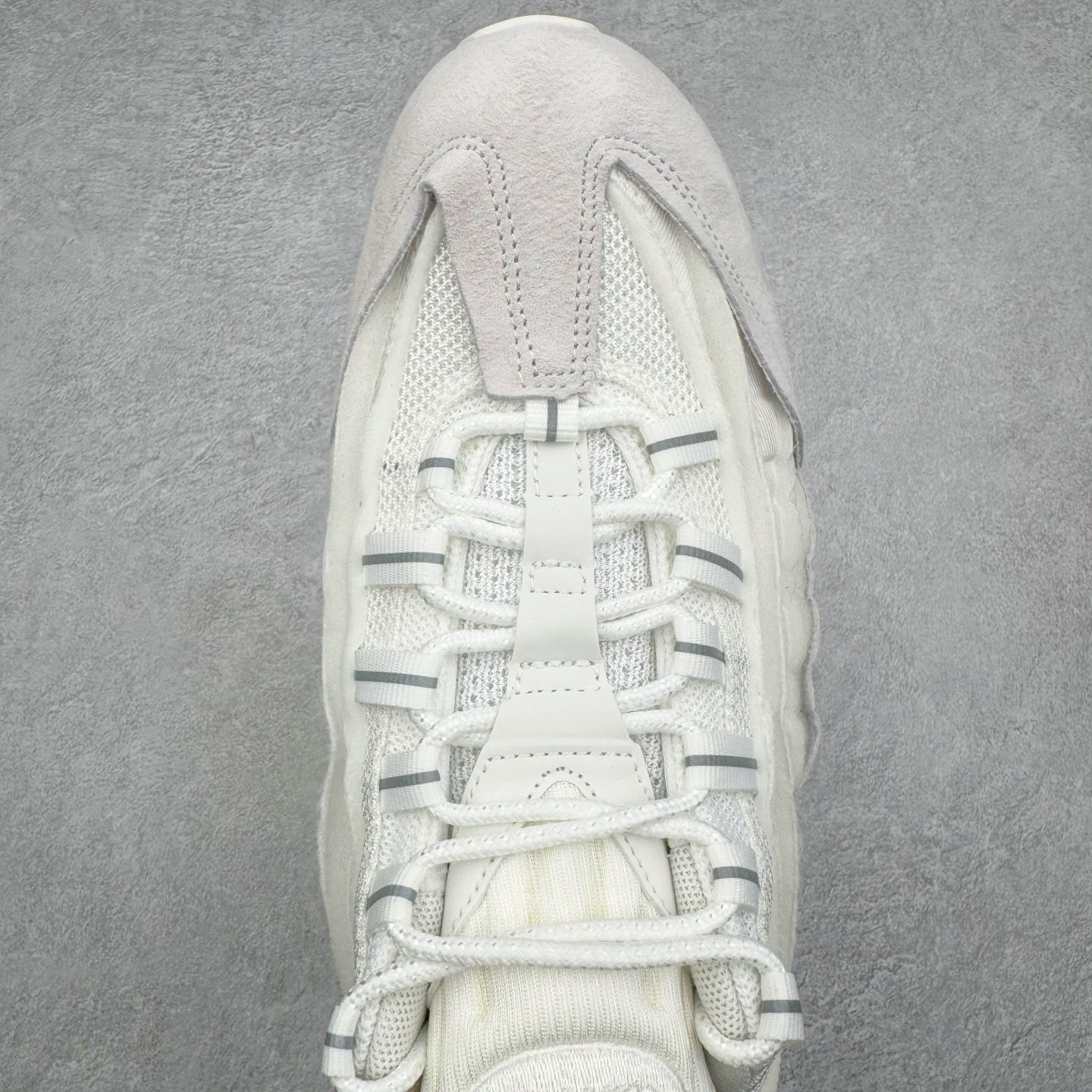 图片[4]-＃GX纯原 CDG x NK Air Max 95 联名复古减震防滑低帮气垫跑步鞋 纯白 CU8406-100 鞋款设计灵感源于人体构造 中底设计基于人体的脊柱构造 是整体设计的核心 尼龙孔眼代表了肋骨 而分层式面板和网眼象征着肌肉纤维和肉体组织 Air Max 95采用了两个独立的吹塑成型的Air-Sole单元 并首次在前掌使用可视化气垫设计 Swoosh logo夜当作一个 点符号放在了鞋子的后帮位置 20年的发展让 AIR MAX 95有了不同的故事 20年后再度面向世人的时候 焕然一新的面貌 让人有了另外一种清新脱俗的感觉 尺码：40 40.5 41 42 42.5 43 44 44.5 45 45.5 46 47.5 48.5-选品中心