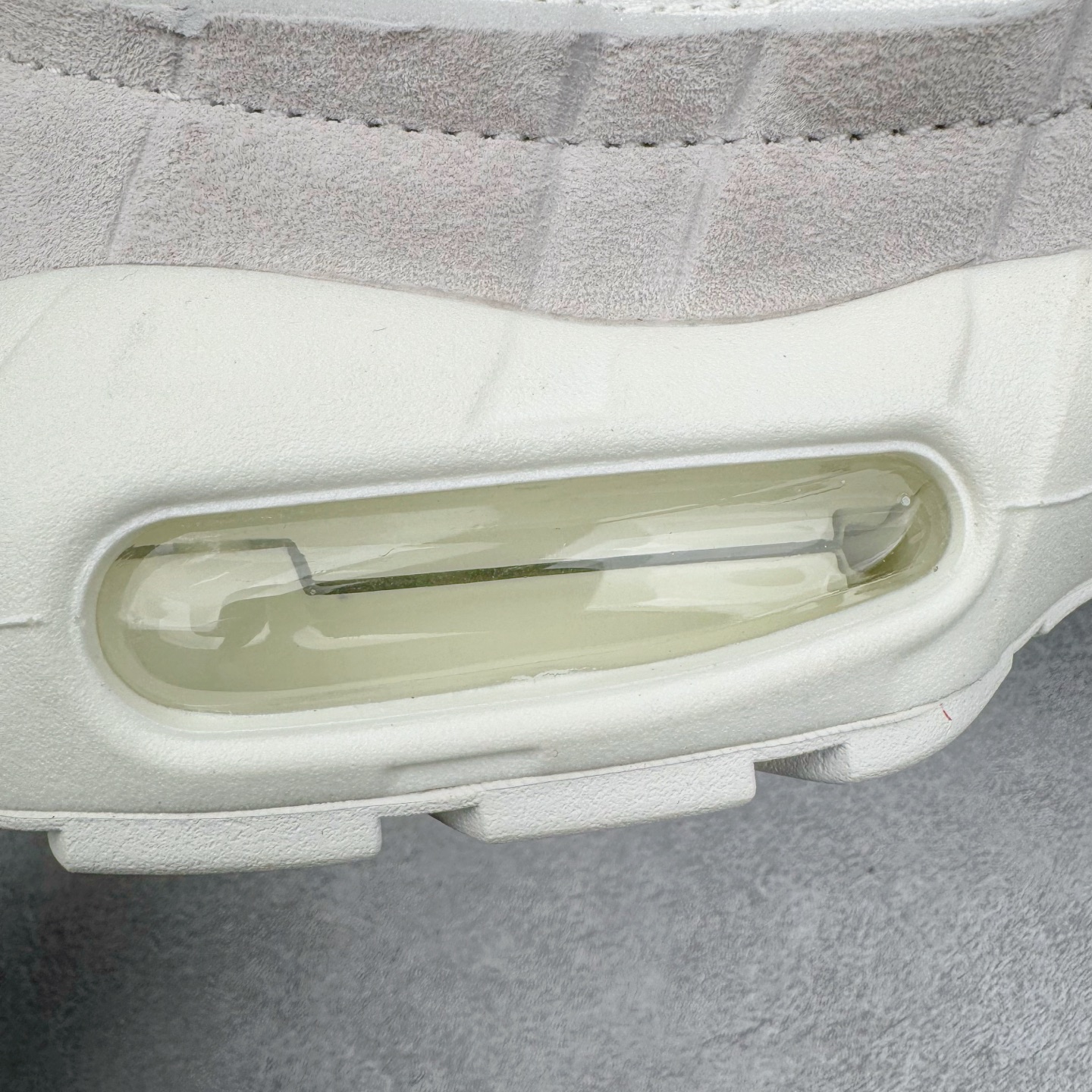 图片[13]-＃GX纯原 CDG x NK Air Max 95 联名复古减震防滑低帮气垫跑步鞋 纯白 CU8406-100 鞋款设计灵感源于人体构造 中底设计基于人体的脊柱构造 是整体设计的核心 尼龙孔眼代表了肋骨 而分层式面板和网眼象征着肌肉纤维和肉体组织 Air Max 95采用了两个独立的吹塑成型的Air-Sole单元 并首次在前掌使用可视化气垫设计 Swoosh logo夜当作一个 点符号放在了鞋子的后帮位置 20年的发展让 AIR MAX 95有了不同的故事 20年后再度面向世人的时候 焕然一新的面貌 让人有了另外一种清新脱俗的感觉 尺码：40 40.5 41 42 42.5 43 44 44.5 45 45.5 46 47.5 48.5-选品中心