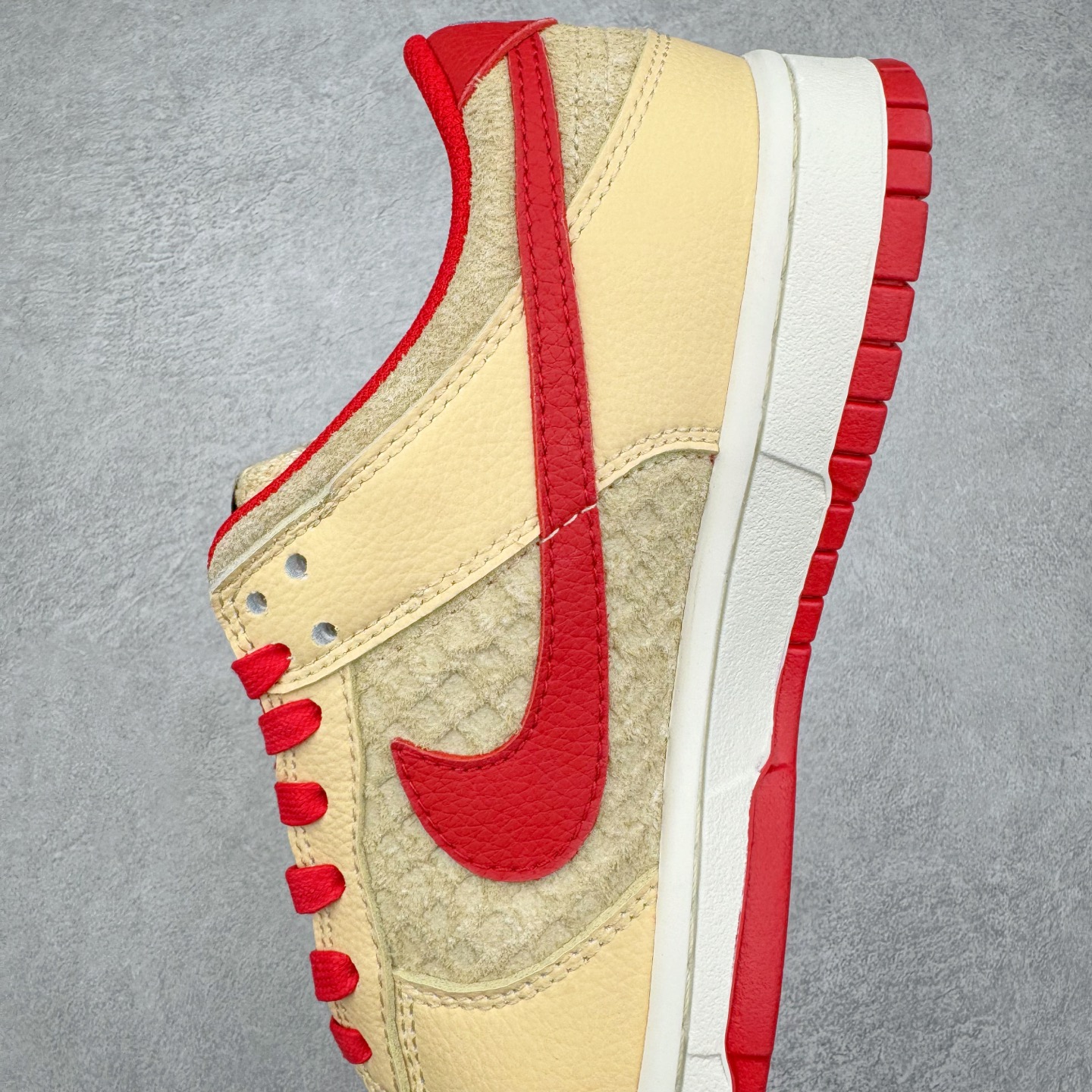 图片[7]-＃K1 NK Dunk Low 棕红 HJ9100-294 全新支线性价比拉满 迎合行情定价 正确头层皮料 细节均购入原鞋校对开发 全套原纸板楦头加持 细节品控鞋型稳定 独家私模官方最新原厂磨具打造大底 鞋头坡度极致还原 原盒原配 玻璃冲刀 超高清洁度 全鞋零毛边皮料切割 正确中底布背胶中底布拉帮走线 尺码：36 36.5 37.5 38 38.5 39 40 40.5 41 42 42.5 43 44 44.5 45 46-选品中心