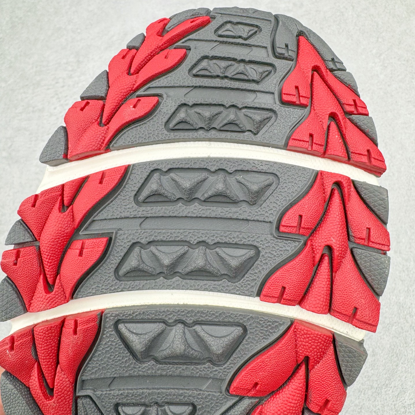 图片[19]-＃Lw纯原 ASICS Gel-Kahana TR V4 亚瑟士机能户外风系列低帮轻量缓震休闲运动跑步鞋 身处城市的喧嚣，内心的想象却永不停歇，Z世代处于现实的繁忙中始终想象着生活的另一种可能和对未知的展望。想象并非背离现实，而是对自我最真实的期待。为鼓励新世代青年唤起对自我的正向的想象，并展开积极的行动，ASICS亚瑟士于2024释出全新主题——唤想自定义。率先推出鞋款GEL-KAHANA TR V4，将出色的城市潮流与户外机能融为一体，实现无界想象与唤回真实自我的完美连结。于城市绽放姿态，唤想自定义。GEL-KAHANA TR V4融合了极具户外型格的设计细节。鞋款大底与中底采用了AHAR耐磨橡胶与GEL缓震胶技术，拥有良好的抓地力与舒适的穿着体验。鞋底所使用的一体化TPU稳定片，为更好地贴合GEL-KAHANA TR V4而全新开模再造，能有效防止脚部过度扭转与侧翻，在提供优秀稳定性的同时，进一步增强了鞋款的机能设计美学。快速系带系统在方便穿戴的同时，为户外运动提供了更优的防护。 GEL-KAHANA TR V4为日常穿着提供稳定、舒适的支撑，鼓励每个人在城市空间中的大胆探索，追寻无拘束的旷野之梦。尺码：36 37 37.5 38 39 39.5 40.5 41.5 42 42.5 43.5 44 44.5 45 46-选品中心