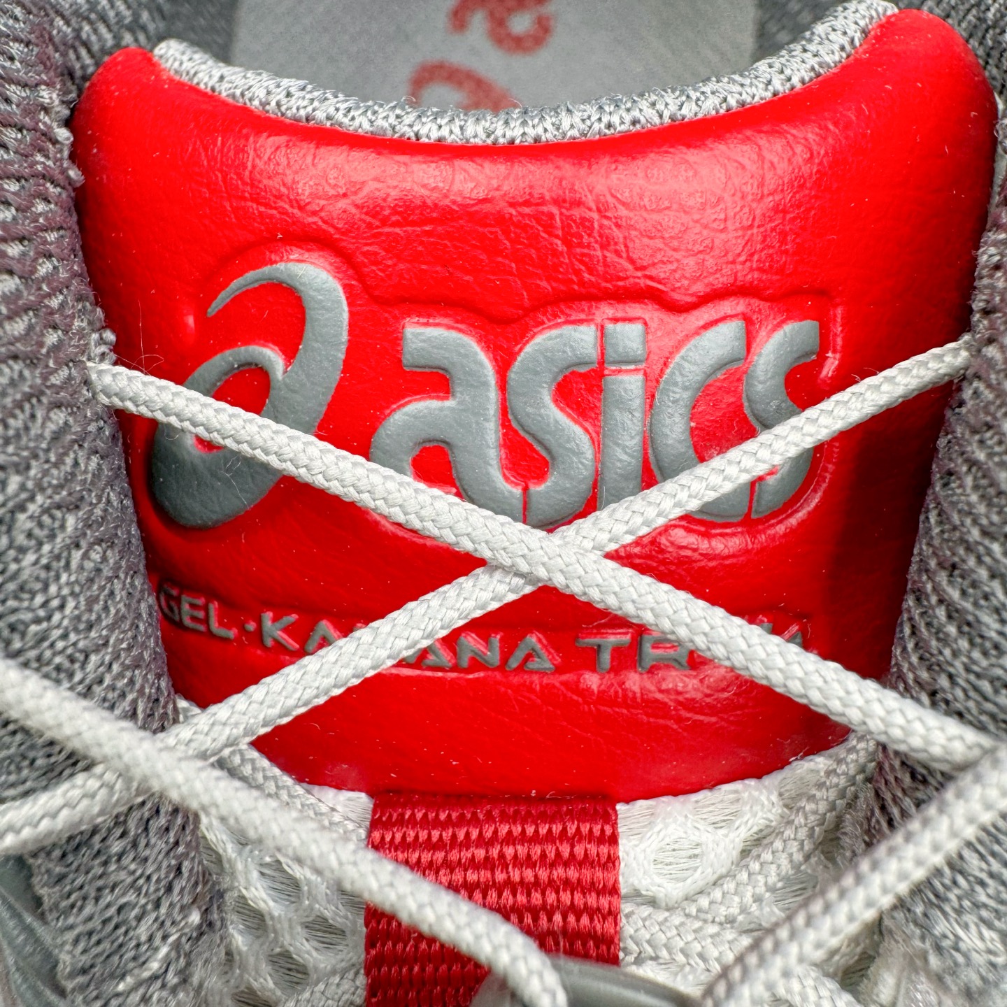 图片[13]-＃Lw纯原 ASICS Gel-Kahana TR V4 亚瑟士机能户外风系列低帮轻量缓震休闲运动跑步鞋 身处城市的喧嚣，内心的想象却永不停歇，Z世代处于现实的繁忙中始终想象着生活的另一种可能和对未知的展望。想象并非背离现实，而是对自我最真实的期待。为鼓励新世代青年唤起对自我的正向的想象，并展开积极的行动，ASICS亚瑟士于2024释出全新主题——唤想自定义。率先推出鞋款GEL-KAHANA TR V4，将出色的城市潮流与户外机能融为一体，实现无界想象与唤回真实自我的完美连结。于城市绽放姿态，唤想自定义。GEL-KAHANA TR V4融合了极具户外型格的设计细节。鞋款大底与中底采用了AHAR耐磨橡胶与GEL缓震胶技术，拥有良好的抓地力与舒适的穿着体验。鞋底所使用的一体化TPU稳定片，为更好地贴合GEL-KAHANA TR V4而全新开模再造，能有效防止脚部过度扭转与侧翻，在提供优秀稳定性的同时，进一步增强了鞋款的机能设计美学。快速系带系统在方便穿戴的同时，为户外运动提供了更优的防护。 GEL-KAHANA TR V4为日常穿着提供稳定、舒适的支撑，鼓励每个人在城市空间中的大胆探索，追寻无拘束的旷野之梦。尺码：36 37 37.5 38 39 39.5 40.5 41.5 42 42.5 43.5 44 44.5 45 46-选品中心