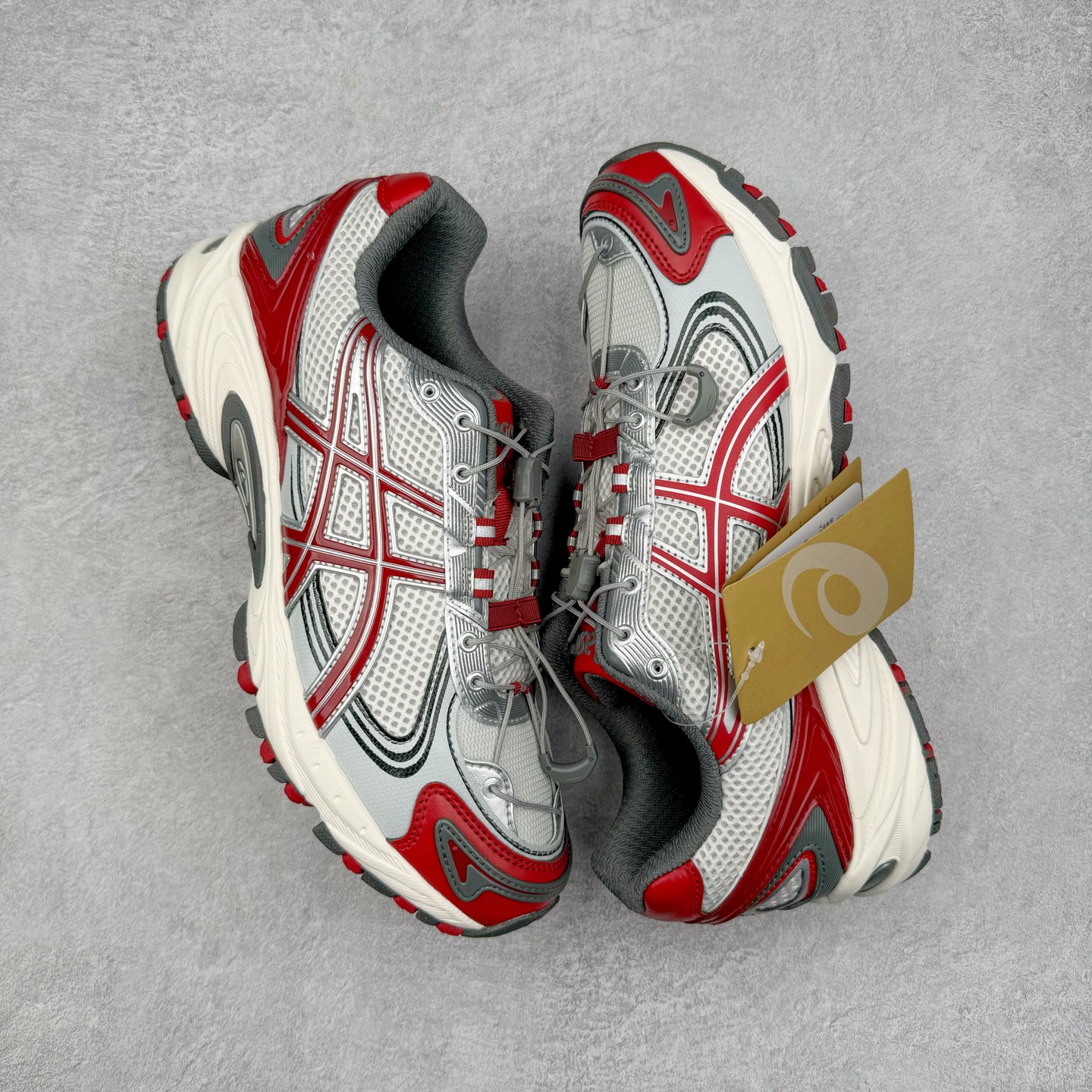 图片[3]-＃Lw纯原 ASICS Gel-Kahana TR V4 亚瑟士机能户外风系列低帮轻量缓震休闲运动跑步鞋 身处城市的喧嚣，内心的想象却永不停歇，Z世代处于现实的繁忙中始终想象着生活的另一种可能和对未知的展望。想象并非背离现实，而是对自我最真实的期待。为鼓励新世代青年唤起对自我的正向的想象，并展开积极的行动，ASICS亚瑟士于2024释出全新主题——唤想自定义。率先推出鞋款GEL-KAHANA TR V4，将出色的城市潮流与户外机能融为一体，实现无界想象与唤回真实自我的完美连结。于城市绽放姿态，唤想自定义。GEL-KAHANA TR V4融合了极具户外型格的设计细节。鞋款大底与中底采用了AHAR耐磨橡胶与GEL缓震胶技术，拥有良好的抓地力与舒适的穿着体验。鞋底所使用的一体化TPU稳定片，为更好地贴合GEL-KAHANA TR V4而全新开模再造，能有效防止脚部过度扭转与侧翻，在提供优秀稳定性的同时，进一步增强了鞋款的机能设计美学。快速系带系统在方便穿戴的同时，为户外运动提供了更优的防护。 GEL-KAHANA TR V4为日常穿着提供稳定、舒适的支撑，鼓励每个人在城市空间中的大胆探索，追寻无拘束的旷野之梦。尺码：36 37 37.5 38 39 39.5 40.5 41.5 42 42.5 43.5 44 44.5 45 46-选品中心