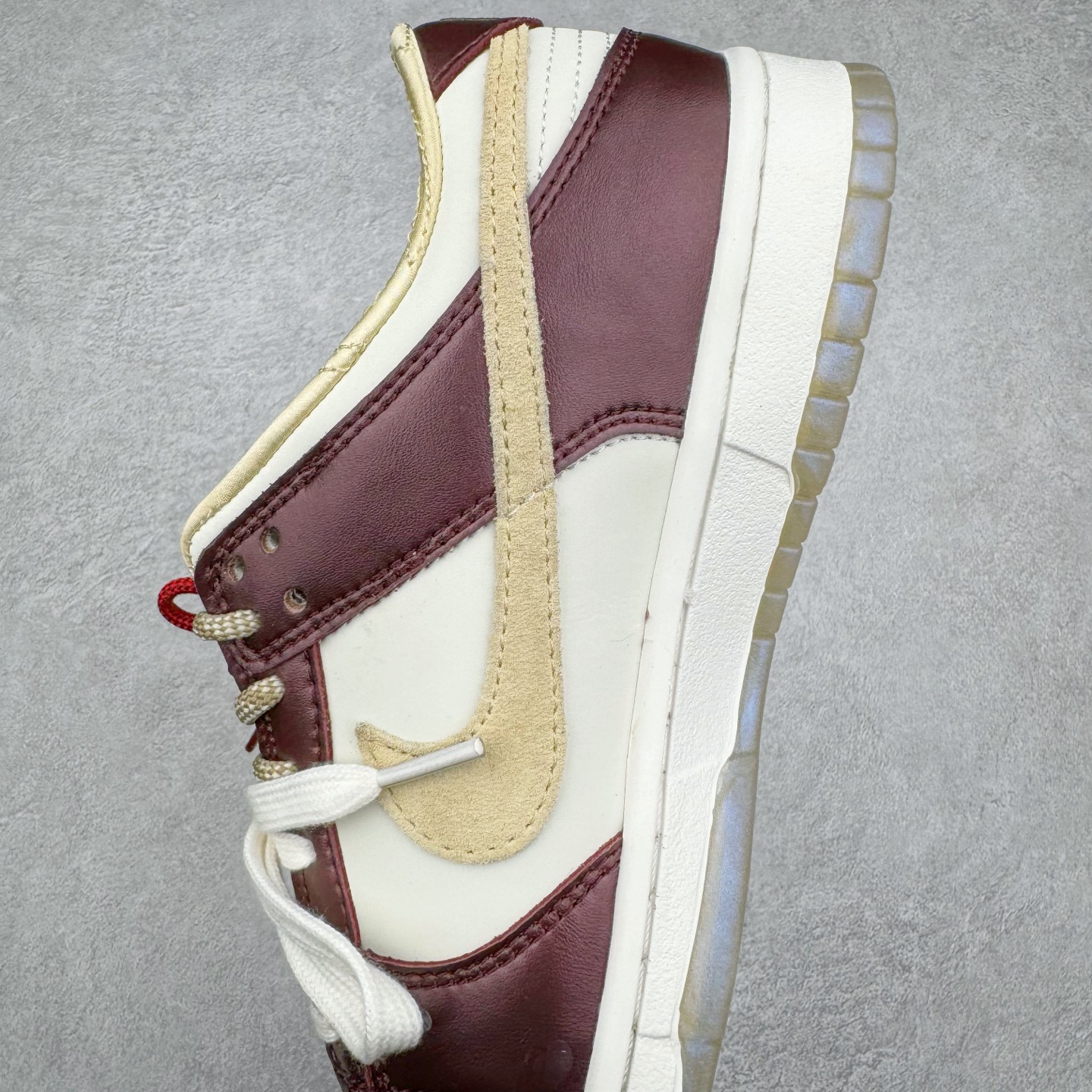 图片[7]-＃原盒版 NK Dunk Low 蛇年限定 白金酒红 HV5991-171 全新支线性价比拉满 迎合行情定价 正确头层皮料 细节均购入原鞋校对开发 全套原纸板楦头加持 细节品控鞋型稳定 独家私模官方最新原厂磨具打造大底 鞋头坡度极致还原 原盒原配 玻璃冲刀 超高清洁度 全鞋零毛边皮料切割 正确中底布背胶中底布拉帮走线 尺码：36 36.5 37.5 38 38.5 39 40 40.5 41 42 42.5 43 44 44.5 45 46-选品中心