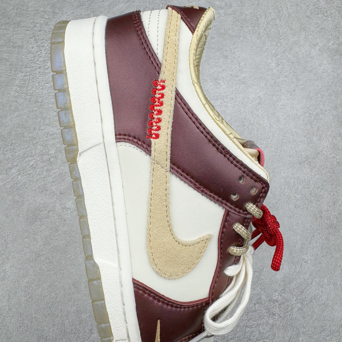 图片[6]-＃原盒版 NK Dunk Low 蛇年限定 白金酒红 HV5991-171 全新支线性价比拉满 迎合行情定价 正确头层皮料 细节均购入原鞋校对开发 全套原纸板楦头加持 细节品控鞋型稳定 独家私模官方最新原厂磨具打造大底 鞋头坡度极致还原 原盒原配 玻璃冲刀 超高清洁度 全鞋零毛边皮料切割 正确中底布背胶中底布拉帮走线 尺码：36 36.5 37.5 38 38.5 39 40 40.5 41 42 42.5 43 44 44.5 45 46-选品中心