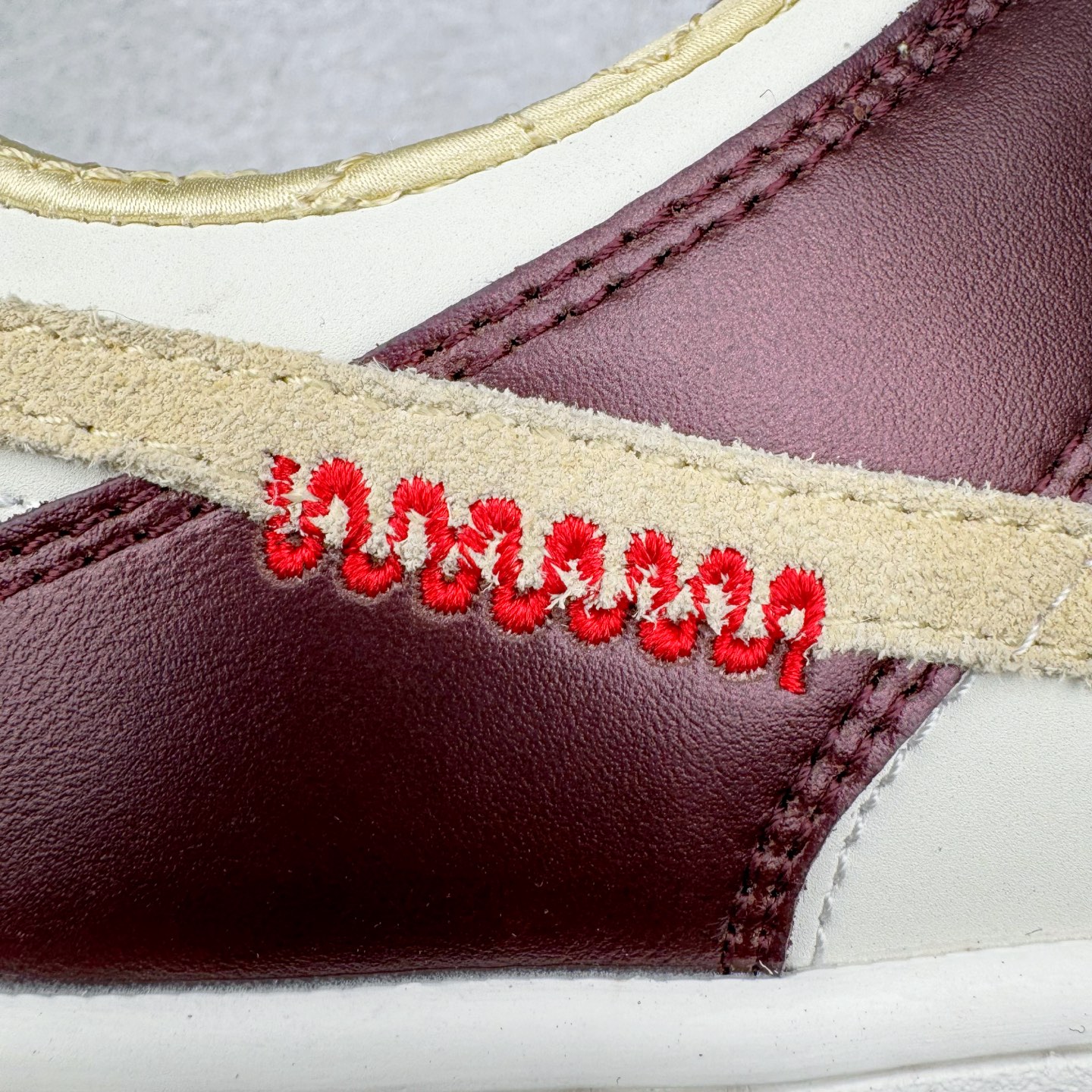 图片[16]-＃原盒版 NK Dunk Low 蛇年限定 白金酒红 HV5991-171 全新支线性价比拉满 迎合行情定价 正确头层皮料 细节均购入原鞋校对开发 全套原纸板楦头加持 细节品控鞋型稳定 独家私模官方最新原厂磨具打造大底 鞋头坡度极致还原 原盒原配 玻璃冲刀 超高清洁度 全鞋零毛边皮料切割 正确中底布背胶中底布拉帮走线 尺码：36 36.5 37.5 38 38.5 39 40 40.5 41 42 42.5 43 44 44.5 45 46-选品中心