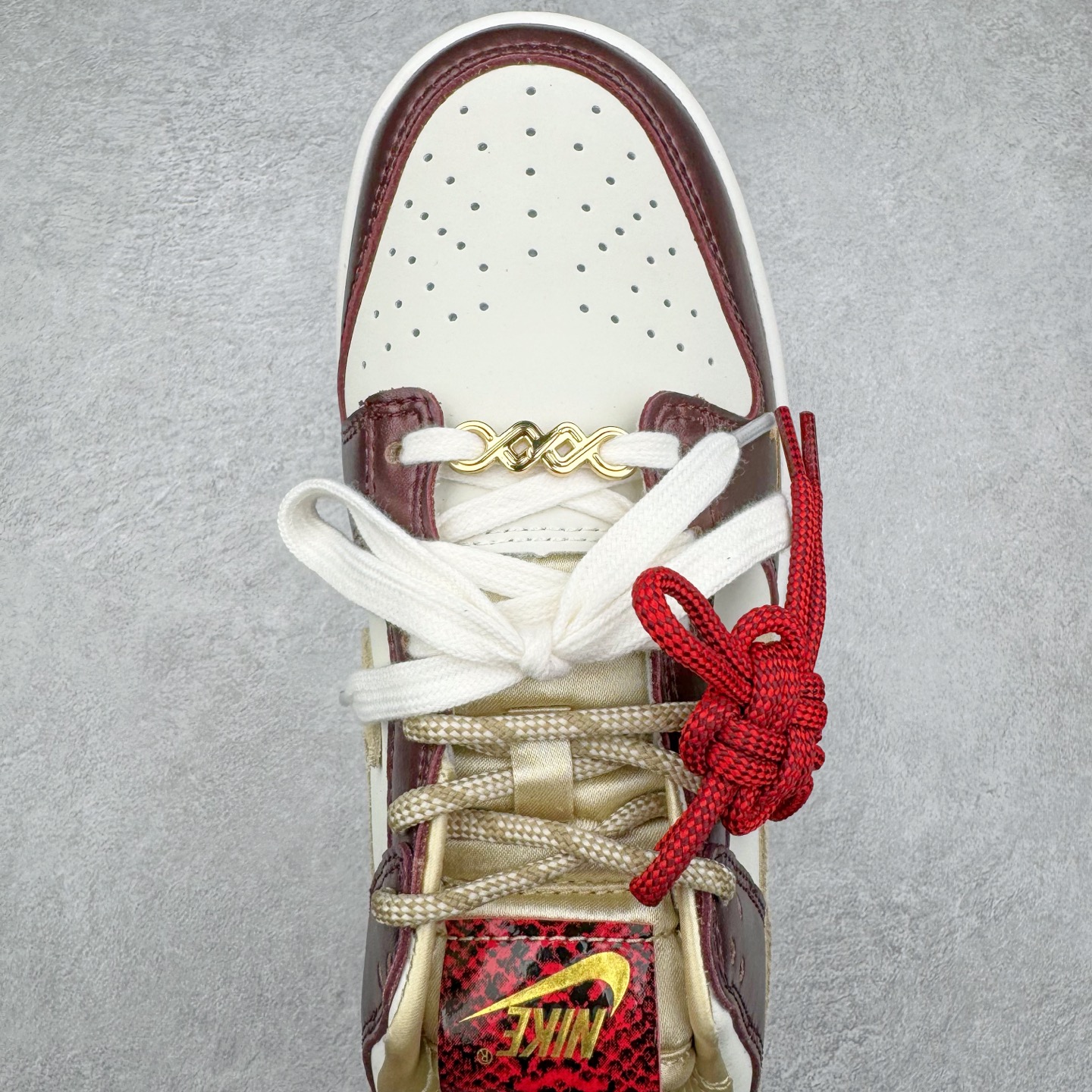图片[4]-＃原盒版 NK Dunk Low 蛇年限定 白金酒红 HV5991-171 全新支线性价比拉满 迎合行情定价 正确头层皮料 细节均购入原鞋校对开发 全套原纸板楦头加持 细节品控鞋型稳定 独家私模官方最新原厂磨具打造大底 鞋头坡度极致还原 原盒原配 玻璃冲刀 超高清洁度 全鞋零毛边皮料切割 正确中底布背胶中底布拉帮走线 尺码：36 36.5 37.5 38 38.5 39 40 40.5 41 42 42.5 43 44 44.5 45 46-选品中心