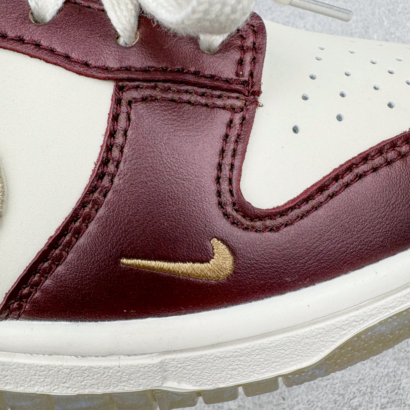图片[18]-＃原盒版 NK Dunk Low 蛇年限定 白金酒红 HV5991-171 全新支线性价比拉满 迎合行情定价 正确头层皮料 细节均购入原鞋校对开发 全套原纸板楦头加持 细节品控鞋型稳定 独家私模官方最新原厂磨具打造大底 鞋头坡度极致还原 原盒原配 玻璃冲刀 超高清洁度 全鞋零毛边皮料切割 正确中底布背胶中底布拉帮走线 尺码：36 36.5 37.5 38 38.5 39 40 40.5 41 42 42.5 43 44 44.5 45 46-选品中心