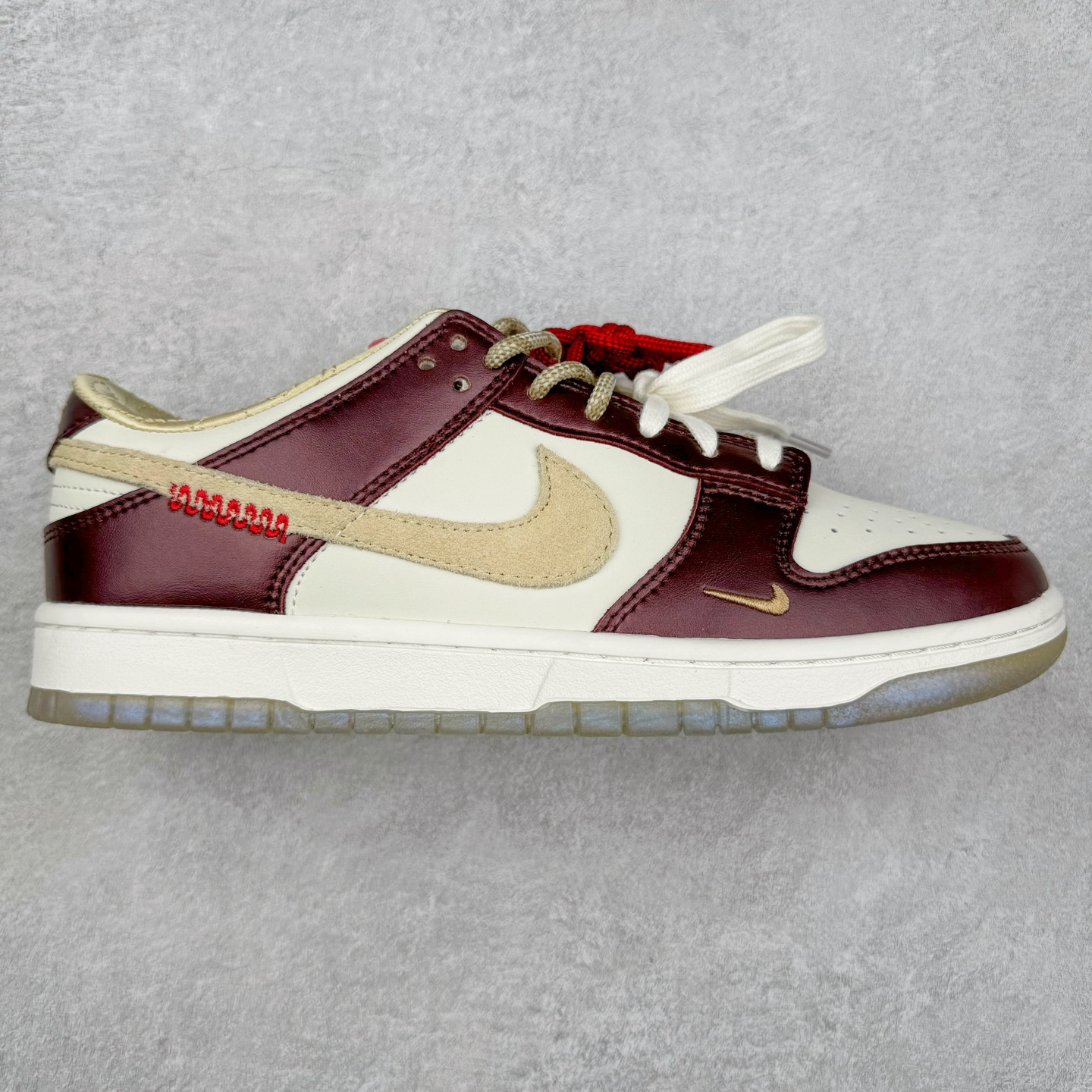 ＃原盒版 NK Dunk Low 蛇年限定 白金酒红 HV5991-171 全新支线性价比拉满 迎合行情定价 正确头层皮料 细节均购入原鞋校对开发 全套原纸板楦头加持 细节品控鞋型稳定 独家私模官方最新原厂磨具打造大底 鞋头坡度极致还原 原盒原配 玻璃冲刀 超高清洁度 全鞋零毛边皮料切割 正确中底布背胶中底布拉帮走线 尺码：36 36.5 37.5 38 38.5 39 40 40.5 41 42 42.5 43 44 44.5 45 46-选品中心