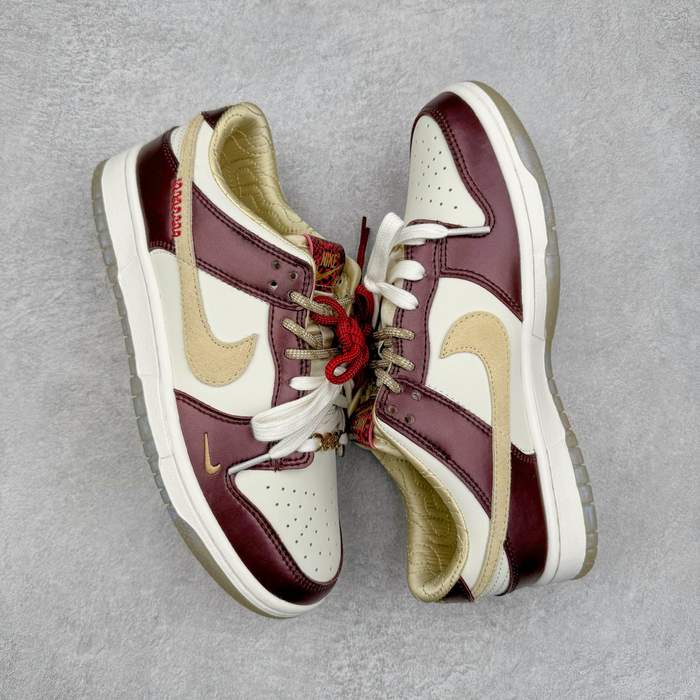 图片[3]-＃原盒版 NK Dunk Low 蛇年限定 白金酒红 HV5991-171 全新支线性价比拉满 迎合行情定价 正确头层皮料 细节均购入原鞋校对开发 全套原纸板楦头加持 细节品控鞋型稳定 独家私模官方最新原厂磨具打造大底 鞋头坡度极致还原 原盒原配 玻璃冲刀 超高清洁度 全鞋零毛边皮料切割 正确中底布背胶中底布拉帮走线 尺码：36 36.5 37.5 38 38.5 39 40 40.5 41 42 42.5 43 44 44.5 45 46-选品中心