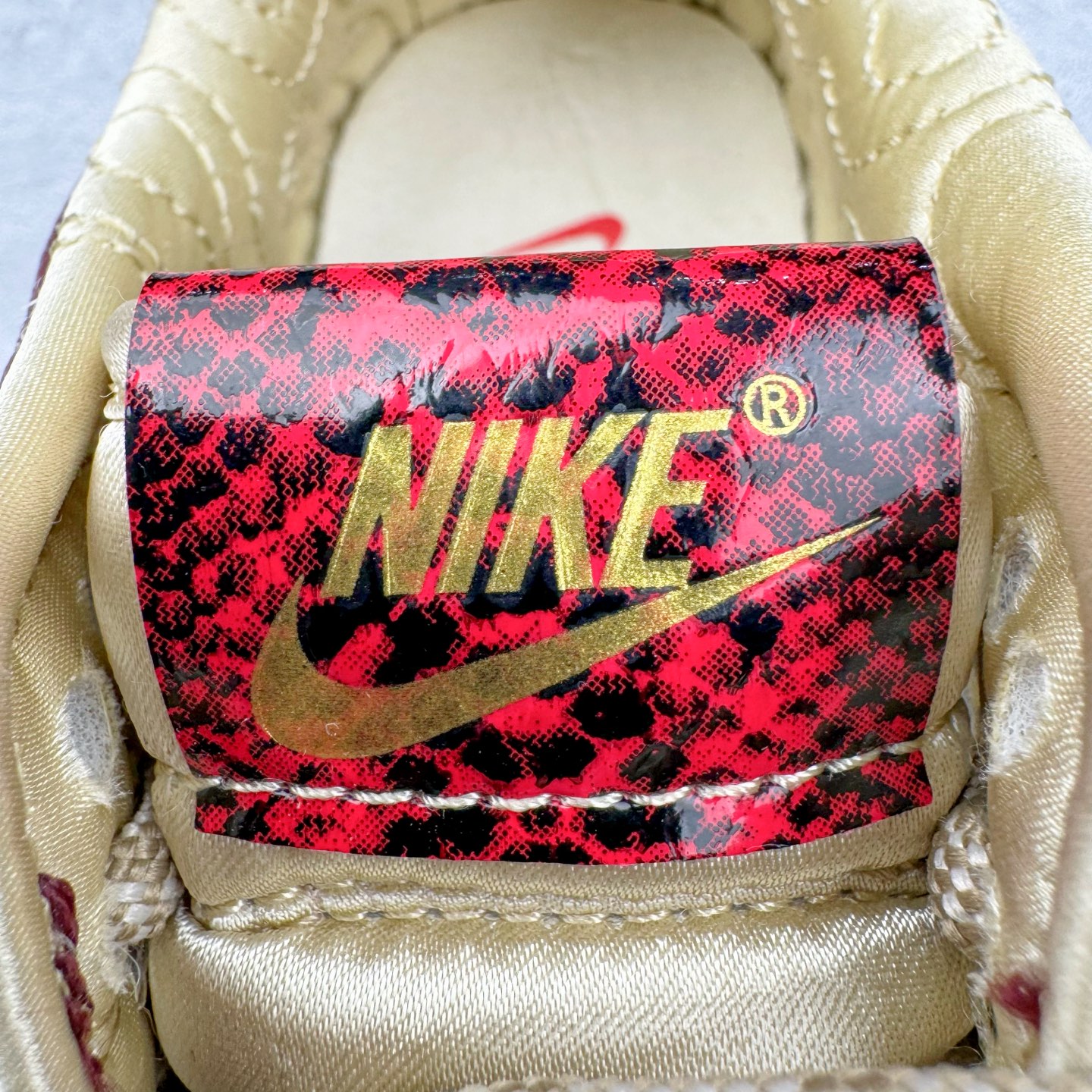 图片[12]-＃原盒版 NK Dunk Low 蛇年限定 白金酒红 HV5991-171 全新支线性价比拉满 迎合行情定价 正确头层皮料 细节均购入原鞋校对开发 全套原纸板楦头加持 细节品控鞋型稳定 独家私模官方最新原厂磨具打造大底 鞋头坡度极致还原 原盒原配 玻璃冲刀 超高清洁度 全鞋零毛边皮料切割 正确中底布背胶中底布拉帮走线 尺码：36 36.5 37.5 38 38.5 39 40 40.5 41 42 42.5 43 44 44.5 45 46-选品中心