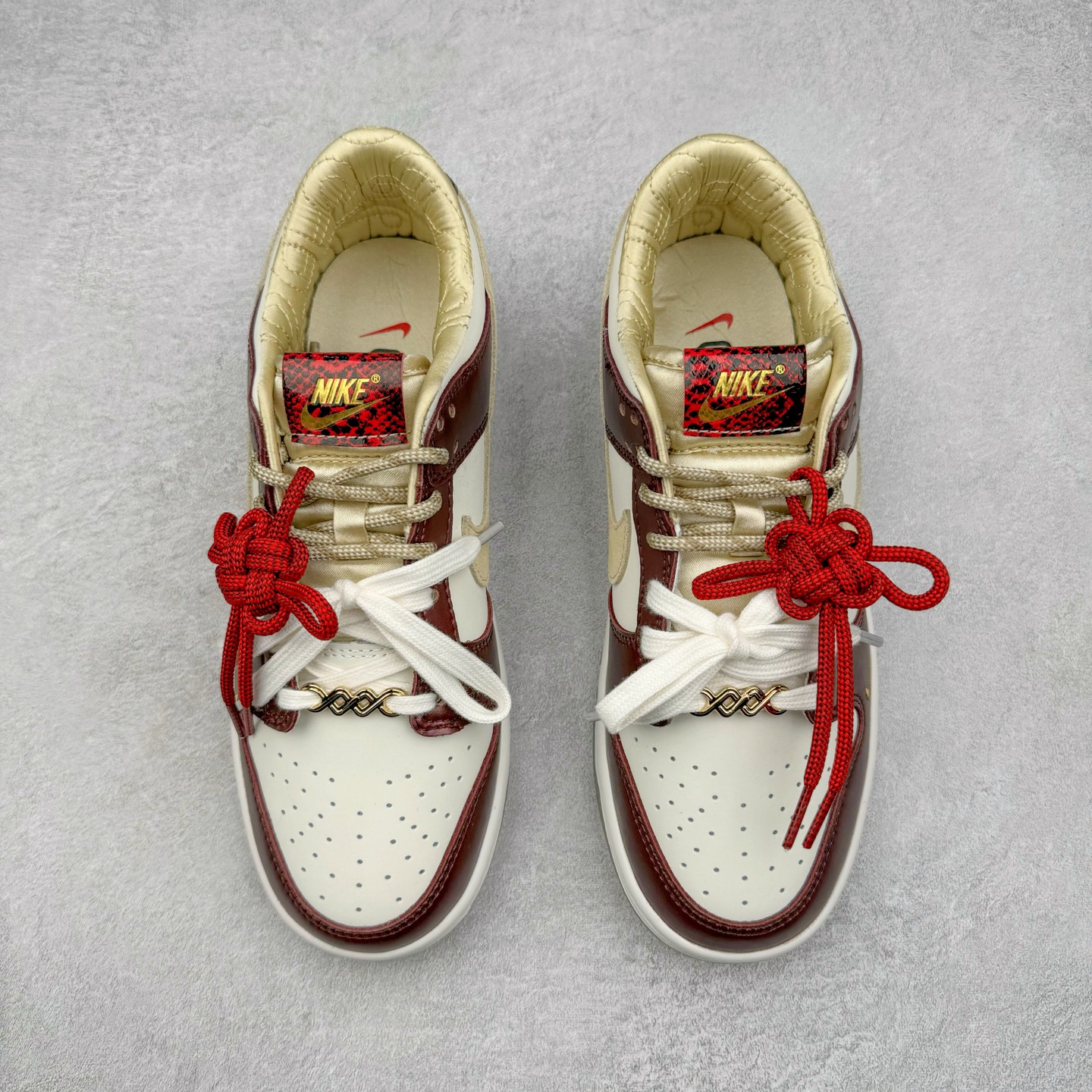 图片[2]-＃原盒版 NK Dunk Low 蛇年限定 白金酒红 HV5991-171 全新支线性价比拉满 迎合行情定价 正确头层皮料 细节均购入原鞋校对开发 全套原纸板楦头加持 细节品控鞋型稳定 独家私模官方最新原厂磨具打造大底 鞋头坡度极致还原 原盒原配 玻璃冲刀 超高清洁度 全鞋零毛边皮料切割 正确中底布背胶中底布拉帮走线 尺码：36 36.5 37.5 38 38.5 39 40 40.5 41 42 42.5 43 44 44.5 45 46-选品中心