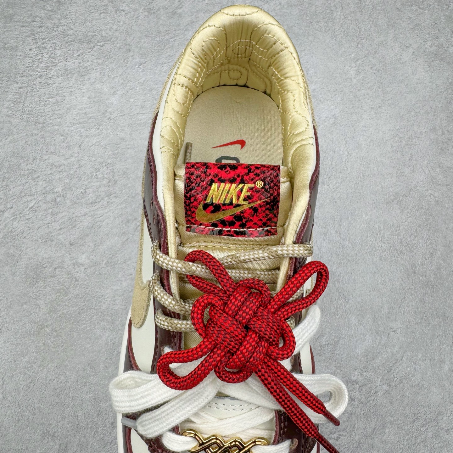 图片[5]-＃原盒版 NK Dunk Low 蛇年限定 白金酒红 HV5991-171 全新支线性价比拉满 迎合行情定价 正确头层皮料 细节均购入原鞋校对开发 全套原纸板楦头加持 细节品控鞋型稳定 独家私模官方最新原厂磨具打造大底 鞋头坡度极致还原 原盒原配 玻璃冲刀 超高清洁度 全鞋零毛边皮料切割 正确中底布背胶中底布拉帮走线 尺码：36 36.5 37.5 38 38.5 39 40 40.5 41 42 42.5 43 44 44.5 45 46-选品中心