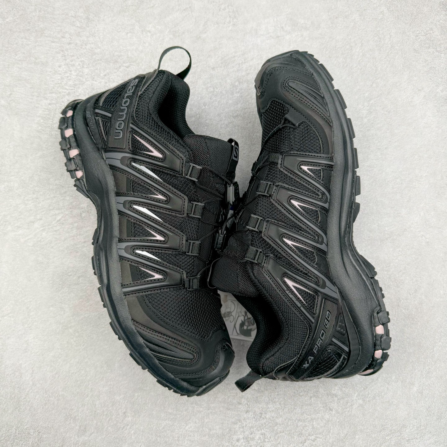 图片[3]-＃PK4.0 SALOMON XA Pro 3D ADV 萨洛蒙潮流越野机能户外功能鞋 基于市场现有版本全新升级调整改良 现阶段市场最强产物 全新主色陆续出货 大底描漆工整零瑕疵 鞋头定型弧度完 纯原外贸平台特供订单 耗时半年巨作 全套原纸板楦头开发 原厂特供网布配套加持 确保原汁原味 完美呈现版型 原档数据独家私模五层组合大底 原装Ortholite轻量化鞋垫 中底布带钢印编号 原厂TPU锁扣 进口港宝加持 后跟自然饱满 还原公司包裹性 鞋面采用SENSIFT贴合技术 全方位贴合包裹脚型 鞋跟部鞋底牵引设计 提供强大的抓地性能 更适应野外崎岖不平的道路 其3D ADVANCED CHASSIS底盘 材料轻量大化 钉齿设计更具稳定性 防护性 鞋底易磨损区运用CONTAGRIP高耐磨材料 应对城市硬质路面长距离跑考验 尺码：36 36.5 37.5 38 38.5 39 40 40.5 41 42 42.5 43 44 44.5 45-选品中心