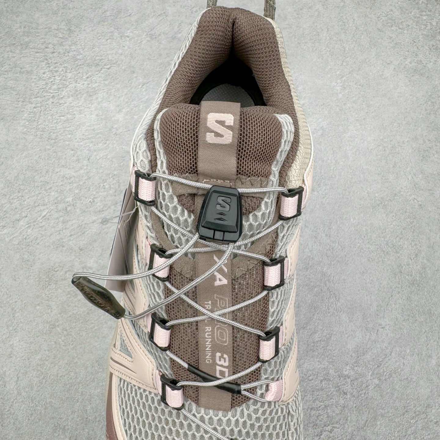 图片[5]-＃PK4.0 SALOMON XA Pro 3D ADV 萨洛蒙潮流越野机能户外功能鞋 基于市场现有版本全新升级调整改良 现阶段市场最强产物 全新主色陆续出货 大底描漆工整零瑕疵 鞋头定型弧度完 纯原外贸平台特供订单 耗时半年巨作 全套原纸板楦头开发 原厂特供网布配套加持 确保原汁原味 完美呈现版型 原档数据独家私模五层组合大底 原装Ortholite轻量化鞋垫 中底布带钢印编号 原厂TPU锁扣 进口港宝加持 后跟自然饱满 还原公司包裹性 鞋面采用SENSIFT贴合技术 全方位贴合包裹脚型 鞋跟部鞋底牵引设计 提供强大的抓地性能 更适应野外崎岖不平的道路 其3D ADVANCED CHASSIS底盘 材料轻量大化 钉齿设计更具稳定性 防护性 鞋底易磨损区运用CONTAGRIP高耐磨材料 应对城市硬质路面长距离跑考验 尺码：36 36.5 37.5 38 38.5 39 40 40.5 41 42 42.5 43 44 44.5 45-选品中心