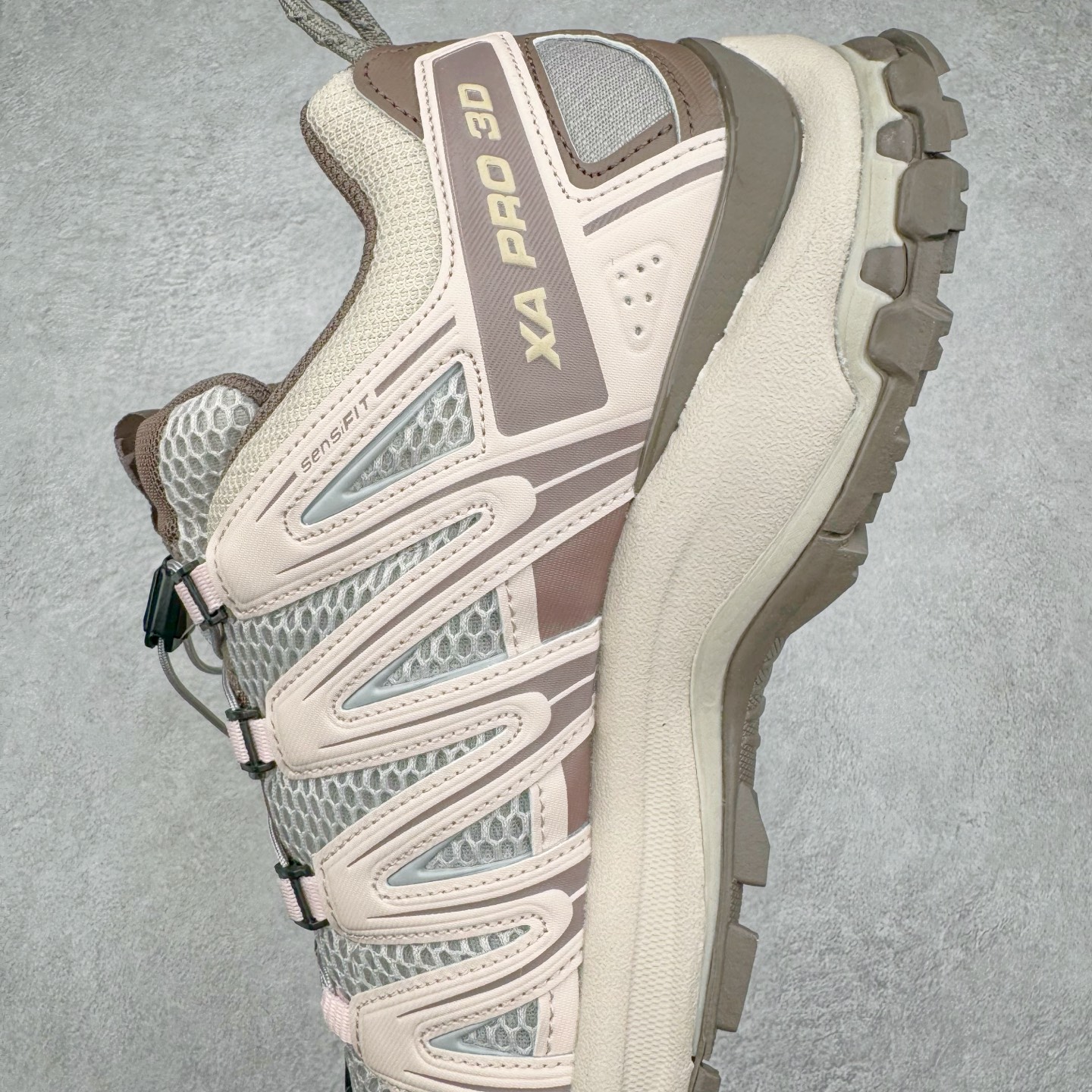 图片[7]-＃PK4.0 SALOMON XA Pro 3D ADV 萨洛蒙潮流越野机能户外功能鞋 基于市场现有版本全新升级调整改良 现阶段市场最强产物 全新主色陆续出货 大底描漆工整零瑕疵 鞋头定型弧度完 纯原外贸平台特供订单 耗时半年巨作 全套原纸板楦头开发 原厂特供网布配套加持 确保原汁原味 完美呈现版型 原档数据独家私模五层组合大底 原装Ortholite轻量化鞋垫 中底布带钢印编号 原厂TPU锁扣 进口港宝加持 后跟自然饱满 还原公司包裹性 鞋面采用SENSIFT贴合技术 全方位贴合包裹脚型 鞋跟部鞋底牵引设计 提供强大的抓地性能 更适应野外崎岖不平的道路 其3D ADVANCED CHASSIS底盘 材料轻量大化 钉齿设计更具稳定性 防护性 鞋底易磨损区运用CONTAGRIP高耐磨材料 应对城市硬质路面长距离跑考验 尺码：36 36.5 37.5 38 38.5 39 40 40.5 41 42 42.5 43 44 44.5 45-选品中心