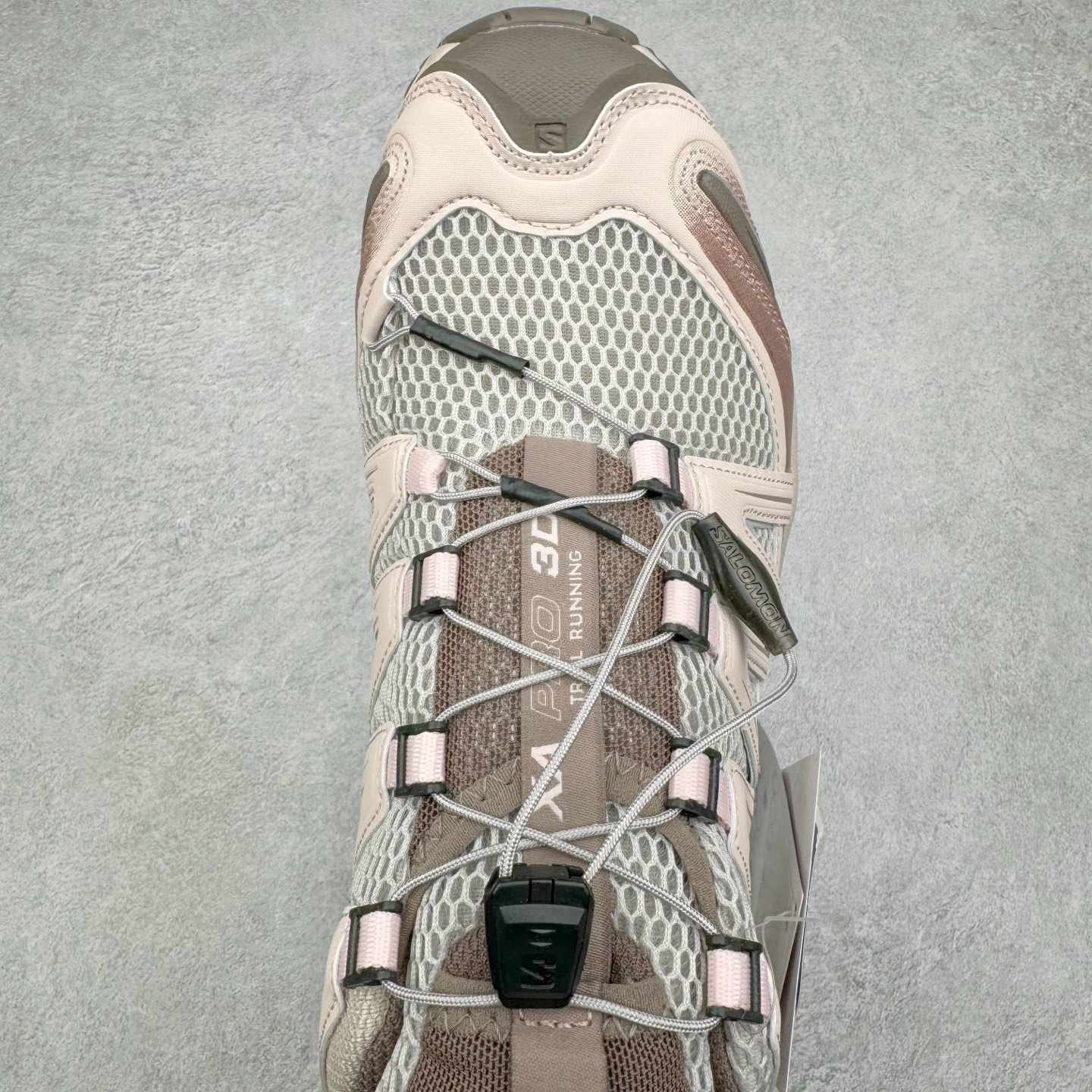 图片[4]-＃PK4.0 SALOMON XA Pro 3D ADV 萨洛蒙潮流越野机能户外功能鞋 基于市场现有版本全新升级调整改良 现阶段市场最强产物 全新主色陆续出货 大底描漆工整零瑕疵 鞋头定型弧度完 纯原外贸平台特供订单 耗时半年巨作 全套原纸板楦头开发 原厂特供网布配套加持 确保原汁原味 完美呈现版型 原档数据独家私模五层组合大底 原装Ortholite轻量化鞋垫 中底布带钢印编号 原厂TPU锁扣 进口港宝加持 后跟自然饱满 还原公司包裹性 鞋面采用SENSIFT贴合技术 全方位贴合包裹脚型 鞋跟部鞋底牵引设计 提供强大的抓地性能 更适应野外崎岖不平的道路 其3D ADVANCED CHASSIS底盘 材料轻量大化 钉齿设计更具稳定性 防护性 鞋底易磨损区运用CONTAGRIP高耐磨材料 应对城市硬质路面长距离跑考验 尺码：36 36.5 37.5 38 38.5 39 40 40.5 41 42 42.5 43 44 44.5 45-选品中心