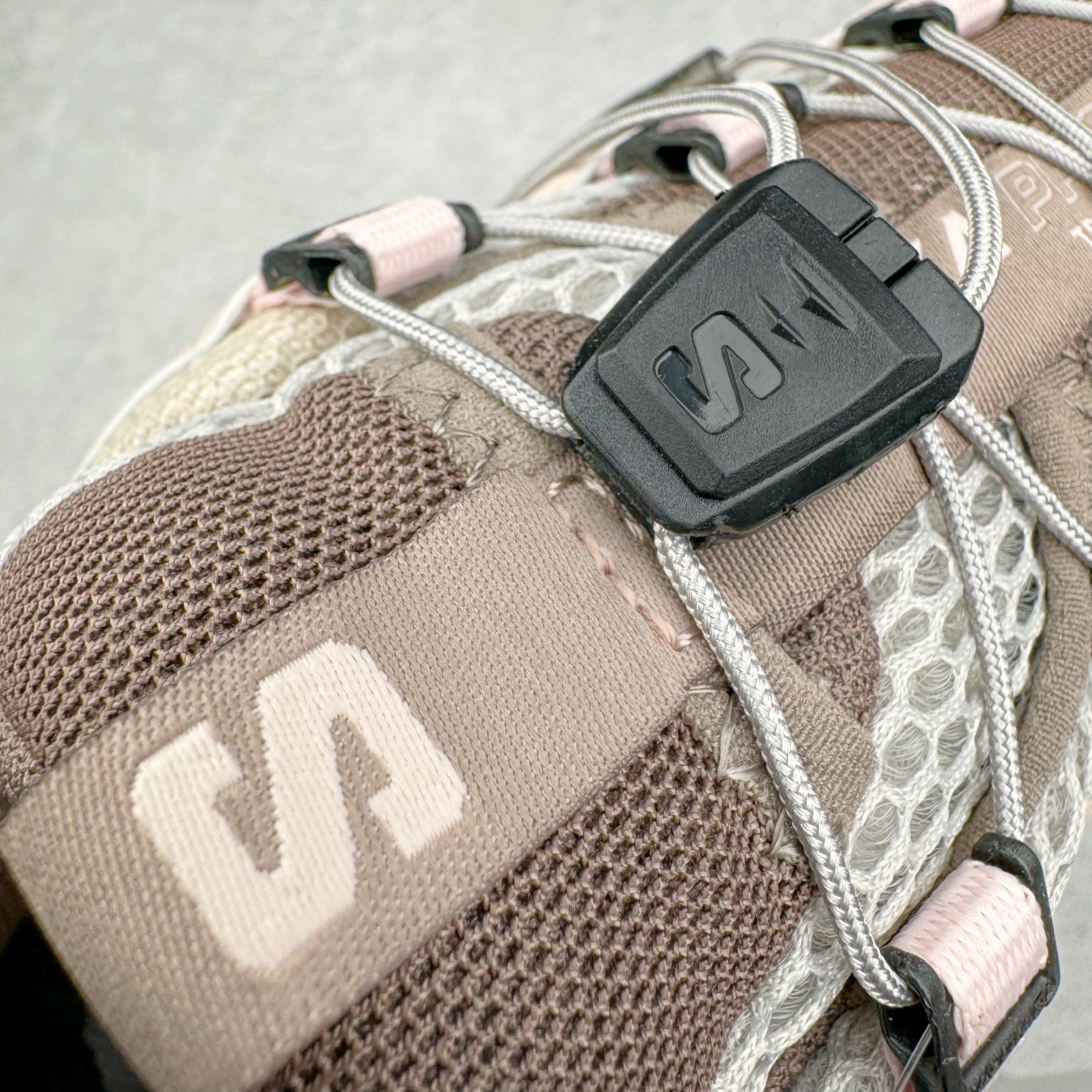 图片[14]-＃PK4.0 SALOMON XA Pro 3D ADV 萨洛蒙潮流越野机能户外功能鞋 基于市场现有版本全新升级调整改良 现阶段市场最强产物 全新主色陆续出货 大底描漆工整零瑕疵 鞋头定型弧度完 纯原外贸平台特供订单 耗时半年巨作 全套原纸板楦头开发 原厂特供网布配套加持 确保原汁原味 完美呈现版型 原档数据独家私模五层组合大底 原装Ortholite轻量化鞋垫 中底布带钢印编号 原厂TPU锁扣 进口港宝加持 后跟自然饱满 还原公司包裹性 鞋面采用SENSIFT贴合技术 全方位贴合包裹脚型 鞋跟部鞋底牵引设计 提供强大的抓地性能 更适应野外崎岖不平的道路 其3D ADVANCED CHASSIS底盘 材料轻量大化 钉齿设计更具稳定性 防护性 鞋底易磨损区运用CONTAGRIP高耐磨材料 应对城市硬质路面长距离跑考验 尺码：36 36.5 37.5 38 38.5 39 40 40.5 41 42 42.5 43 44 44.5 45-选品中心