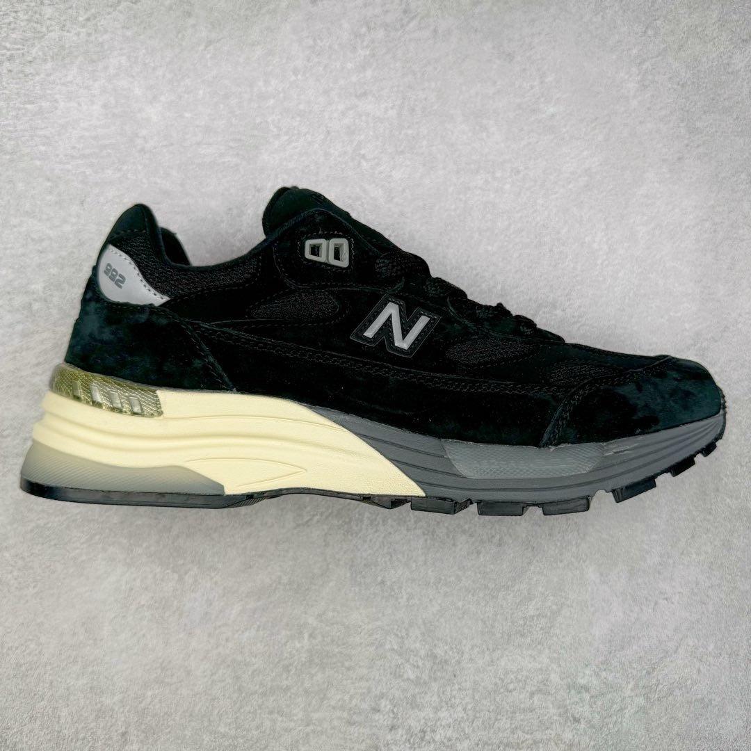 图片[5]-＃K版纯原 New Balance M992GR 新百伦NB992总统复古慢跑鞋 元祖灰 整双鞋在构色上使用多种不同饱和度的色彩拼接设计 再搭配上白色中底 丰富全鞋色彩层次材质方面 设计师在不同色彩区域 同样采用拼接方式将翻毛皮、麂皮、网眼等面料相结合 营造出高规格的质感的同时 也带来多层次视觉体验 细节方面 首先映入眼帘的便是鞋舌上醒目的 New Balance 992 标识 彰显鞋型款式 其次 在双脚外侧还再度出现 N 字 Logo 以及 992 型号 对其品牌身份以及型号加以强调 尺码：36 37 37.5 38 38.5 39 40 40.5 41.5 42 42.5 43 44 44.5 45-选品中心