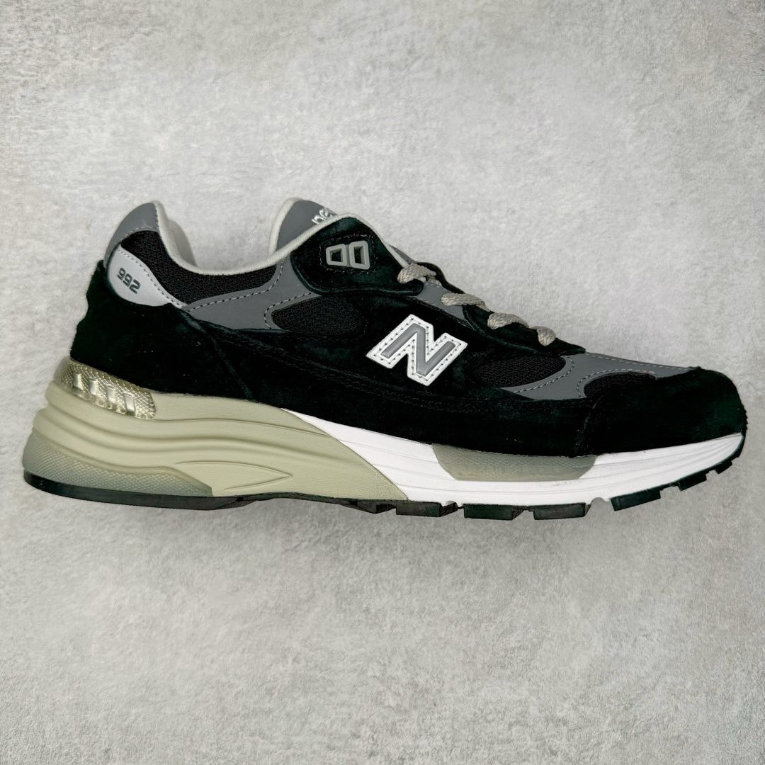 图片[4]-＃K版纯原 New Balance M992GR 新百伦NB992总统复古慢跑鞋 元祖灰 整双鞋在构色上使用多种不同饱和度的色彩拼接设计 再搭配上白色中底 丰富全鞋色彩层次材质方面 设计师在不同色彩区域 同样采用拼接方式将翻毛皮、麂皮、网眼等面料相结合 营造出高规格的质感的同时 也带来多层次视觉体验 细节方面 首先映入眼帘的便是鞋舌上醒目的 New Balance 992 标识 彰显鞋型款式 其次 在双脚外侧还再度出现 N 字 Logo 以及 992 型号 对其品牌身份以及型号加以强调 尺码：36 37 37.5 38 38.5 39 40 40.5 41.5 42 42.5 43 44 44.5 45-选品中心