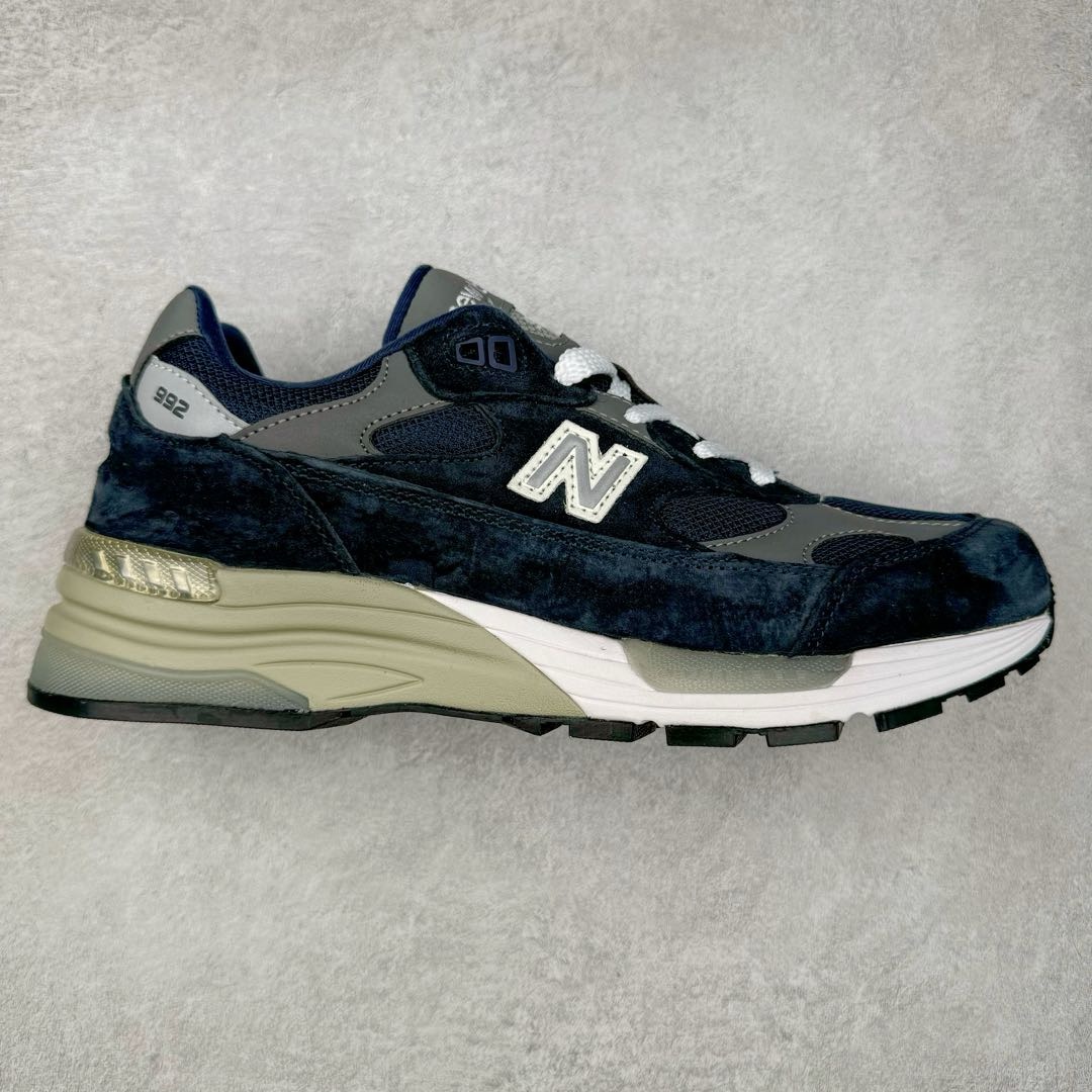 图片[7]-＃K版纯原 New Balance M992GR 新百伦NB992总统复古慢跑鞋 元祖灰 整双鞋在构色上使用多种不同饱和度的色彩拼接设计 再搭配上白色中底 丰富全鞋色彩层次材质方面 设计师在不同色彩区域 同样采用拼接方式将翻毛皮、麂皮、网眼等面料相结合 营造出高规格的质感的同时 也带来多层次视觉体验 细节方面 首先映入眼帘的便是鞋舌上醒目的 New Balance 992 标识 彰显鞋型款式 其次 在双脚外侧还再度出现 N 字 Logo 以及 992 型号 对其品牌身份以及型号加以强调 尺码：36 37 37.5 38 38.5 39 40 40.5 41.5 42 42.5 43 44 44.5 45-选品中心