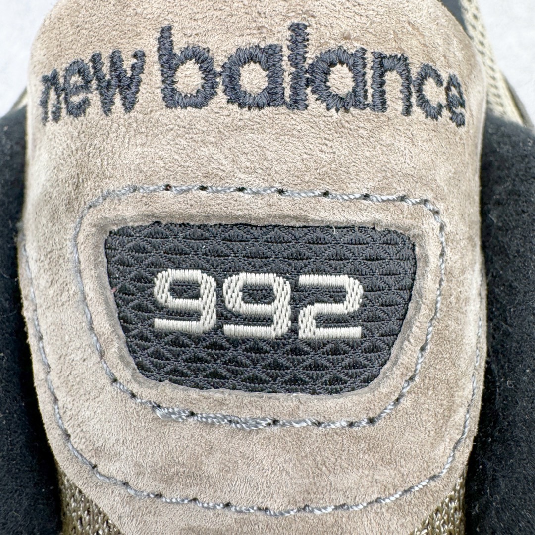 图片[12]-＃M纯原 JJJJound x New Balance M992J2 新百伦NB992 联名总统复古慢跑鞋 灰棕 正确3M反光细节 原楦原纸版开发 正确6层组合底模精密开发 后跟透明TPU水晶装饰条稳固 沿用了引以为傲的跑鞋手工技艺 采用猪皮绒面并包裹局部透气网面的鞋身设计 菱网鞋舌上刻有New Balance USA 鞋面依旧身着经典的大热之灰 彰显了其高端的品质身份 尺码：36 37 37.5 38 38.5 39 40 40.5 41.5 42 42.5 43 44 45 46.5-选品中心