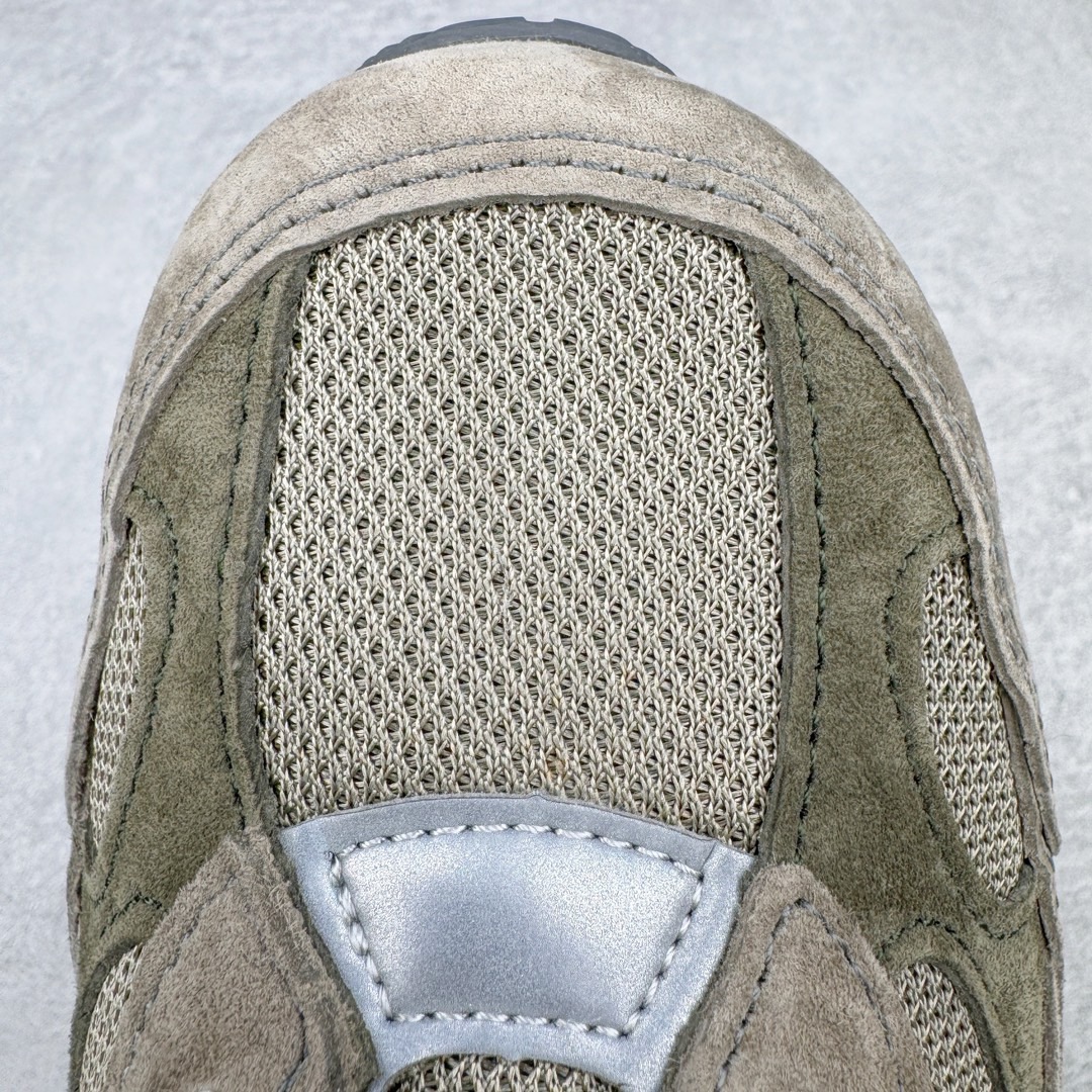 图片[10]-＃M纯原 JJJJound x New Balance M992J2 新百伦NB992 联名总统复古慢跑鞋 灰棕 正确3M反光细节 原楦原纸版开发 正确6层组合底模精密开发 后跟透明TPU水晶装饰条稳固 沿用了引以为傲的跑鞋手工技艺 采用猪皮绒面并包裹局部透气网面的鞋身设计 菱网鞋舌上刻有New Balance USA 鞋面依旧身着经典的大热之灰 彰显了其高端的品质身份 尺码：36 37 37.5 38 38.5 39 40 40.5 41.5 42 42.5 43 44 45 46.5-选品中心