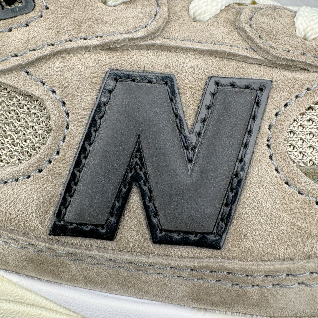 图片[13]-＃M纯原 JJJJound x New Balance M992J2 新百伦NB992 联名总统复古慢跑鞋 灰棕 正确3M反光细节 原楦原纸版开发 正确6层组合底模精密开发 后跟透明TPU水晶装饰条稳固 沿用了引以为傲的跑鞋手工技艺 采用猪皮绒面并包裹局部透气网面的鞋身设计 菱网鞋舌上刻有New Balance USA 鞋面依旧身着经典的大热之灰 彰显了其高端的品质身份 尺码：36 37 37.5 38 38.5 39 40 40.5 41.5 42 42.5 43 44 45 46.5-选品中心