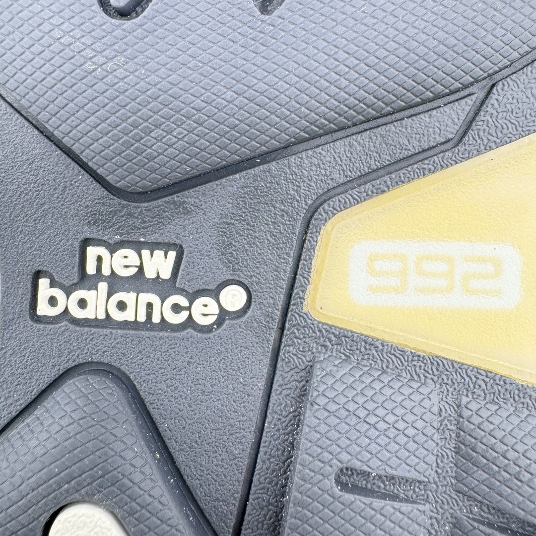 图片[18]-＃M纯原 JJJJound x New Balance M992J2 新百伦NB992 联名总统复古慢跑鞋 灰棕 正确3M反光细节 原楦原纸版开发 正确6层组合底模精密开发 后跟透明TPU水晶装饰条稳固 沿用了引以为傲的跑鞋手工技艺 采用猪皮绒面并包裹局部透气网面的鞋身设计 菱网鞋舌上刻有New Balance USA 鞋面依旧身着经典的大热之灰 彰显了其高端的品质身份 尺码：36 37 37.5 38 38.5 39 40 40.5 41.5 42 42.5 43 44 45 46.5-选品中心