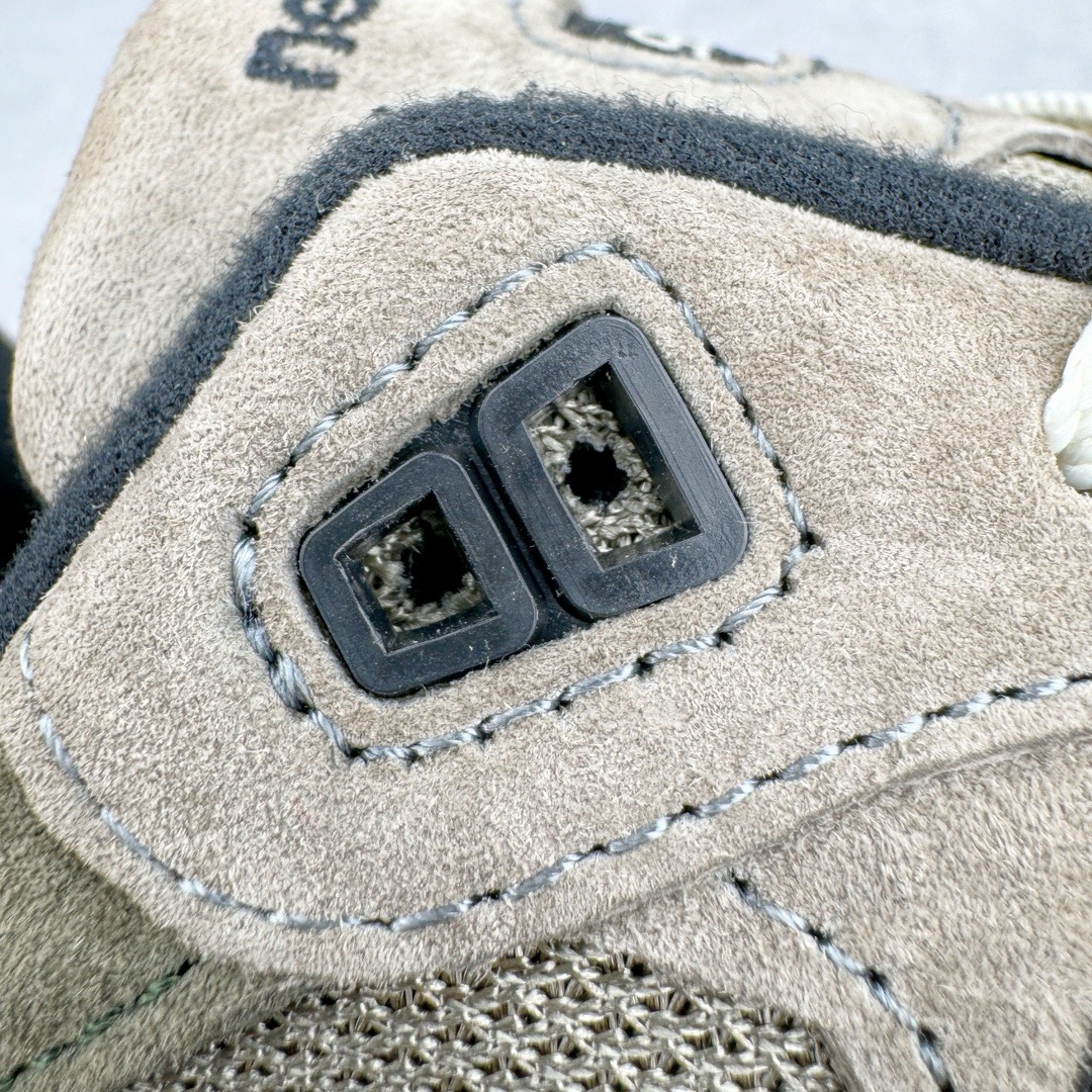 图片[16]-＃M纯原 JJJJound x New Balance M992J2 新百伦NB992 联名总统复古慢跑鞋 灰棕 正确3M反光细节 原楦原纸版开发 正确6层组合底模精密开发 后跟透明TPU水晶装饰条稳固 沿用了引以为傲的跑鞋手工技艺 采用猪皮绒面并包裹局部透气网面的鞋身设计 菱网鞋舌上刻有New Balance USA 鞋面依旧身着经典的大热之灰 彰显了其高端的品质身份 尺码：36 37 37.5 38 38.5 39 40 40.5 41.5 42 42.5 43 44 45 46.5-选品中心