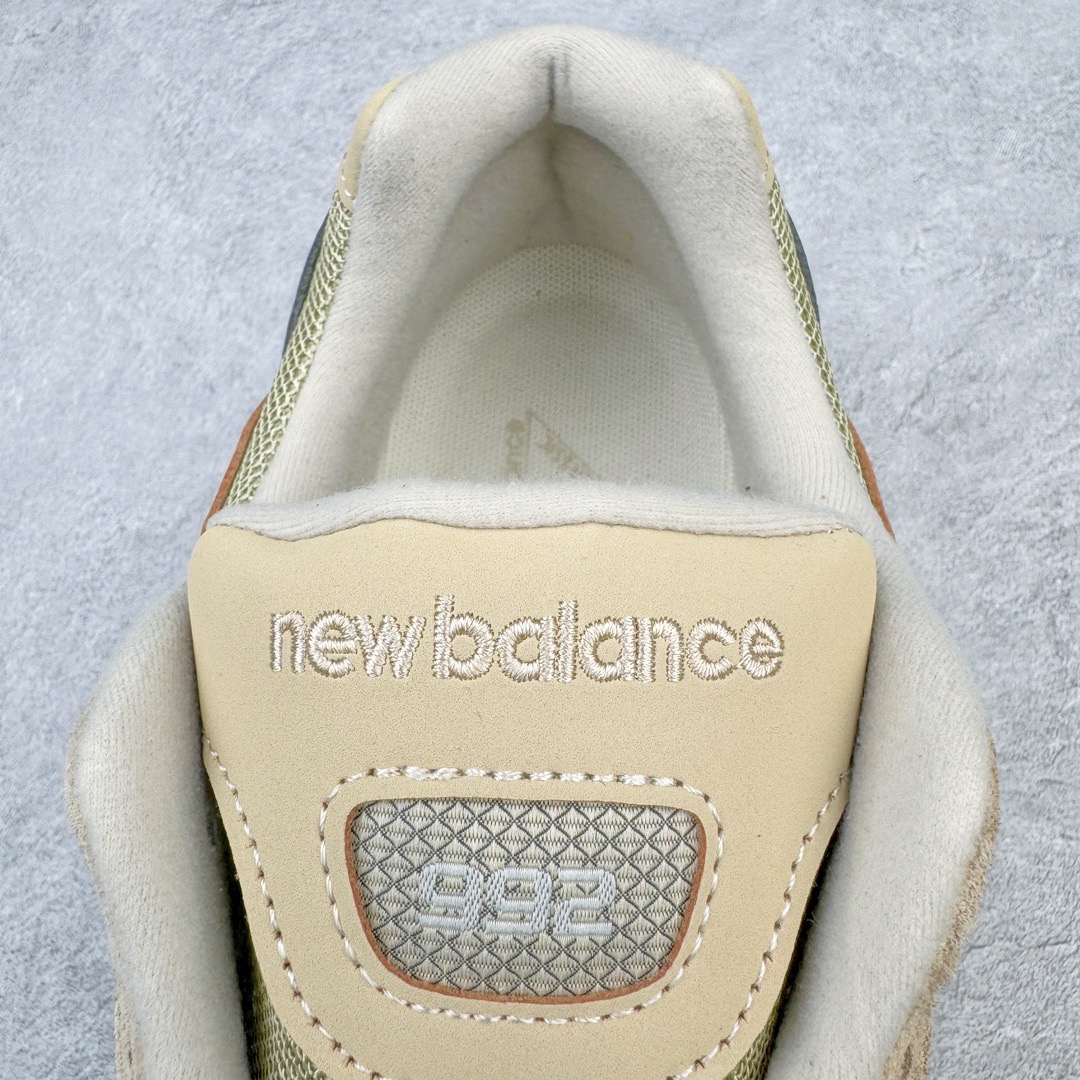 图片[13]-＃M纯原 New Balance M992TN 新百伦NB992总统复古慢跑鞋 卡其色 正确3M反光细节 原楦原纸版开发 正确6层组合底模精密开发 后跟透明TPU水晶装饰条稳固 沿用了引以为傲的跑鞋手工技艺 采用猪皮绒面并包裹局部透气网面的鞋身设计 菱网鞋舌上刻有New Balance USA 鞋面依旧身着经典的大热之灰 彰显了其高端的品质身份 尺码：36 37 37.5 38 38.5 39 40 40.5 41.5 42 42.5 43 44 45 46.5-选品中心