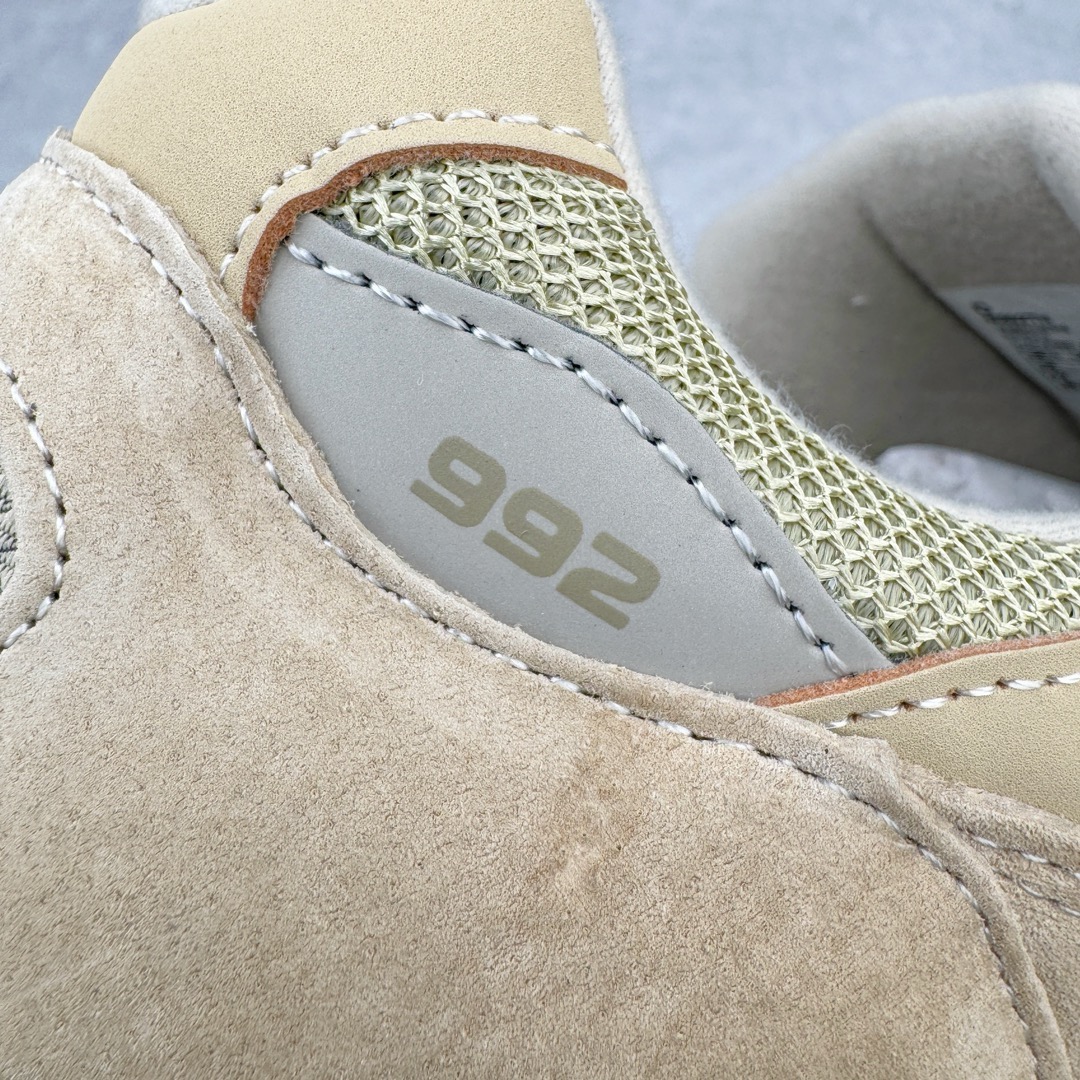 图片[15]-＃M纯原 New Balance M992TN 新百伦NB992总统复古慢跑鞋 卡其色 正确3M反光细节 原楦原纸版开发 正确6层组合底模精密开发 后跟透明TPU水晶装饰条稳固 沿用了引以为傲的跑鞋手工技艺 采用猪皮绒面并包裹局部透气网面的鞋身设计 菱网鞋舌上刻有New Balance USA 鞋面依旧身着经典的大热之灰 彰显了其高端的品质身份 尺码：36 37 37.5 38 38.5 39 40 40.5 41.5 42 42.5 43 44 45 46.5-选品中心
