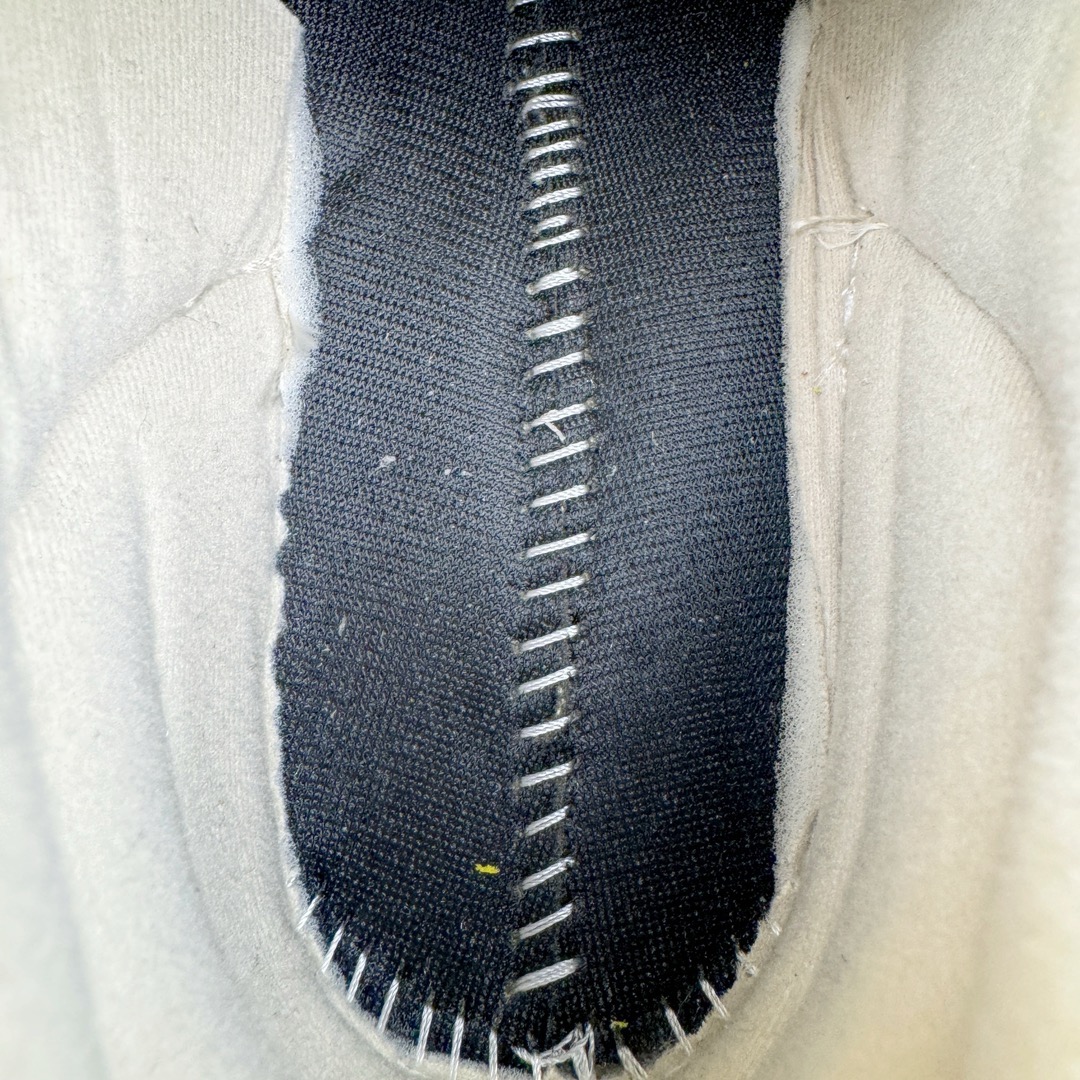 图片[17]-＃M纯原 New Balance M992TN 新百伦NB992总统复古慢跑鞋 卡其色 正确3M反光细节 原楦原纸版开发 正确6层组合底模精密开发 后跟透明TPU水晶装饰条稳固 沿用了引以为傲的跑鞋手工技艺 采用猪皮绒面并包裹局部透气网面的鞋身设计 菱网鞋舌上刻有New Balance USA 鞋面依旧身着经典的大热之灰 彰显了其高端的品质身份 尺码：36 37 37.5 38 38.5 39 40 40.5 41.5 42 42.5 43 44 45 46.5-选品中心