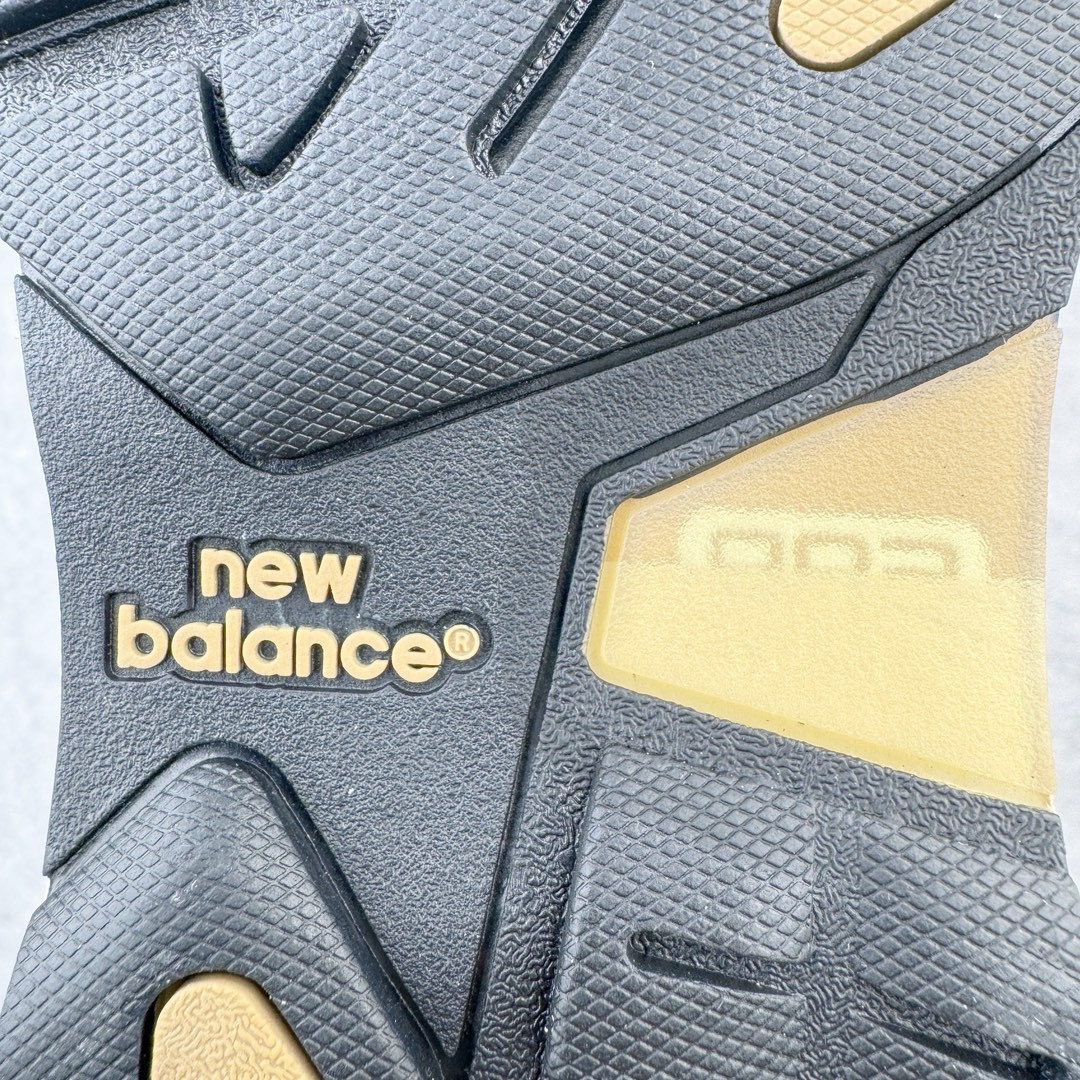 图片[12]-＃M纯原 New Balance M992TN 新百伦NB992总统复古慢跑鞋 卡其色 正确3M反光细节 原楦原纸版开发 正确6层组合底模精密开发 后跟透明TPU水晶装饰条稳固 沿用了引以为傲的跑鞋手工技艺 采用猪皮绒面并包裹局部透气网面的鞋身设计 菱网鞋舌上刻有New Balance USA 鞋面依旧身着经典的大热之灰 彰显了其高端的品质身份 尺码：36 37 37.5 38 38.5 39 40 40.5 41.5 42 42.5 43 44 45 46.5-选品中心