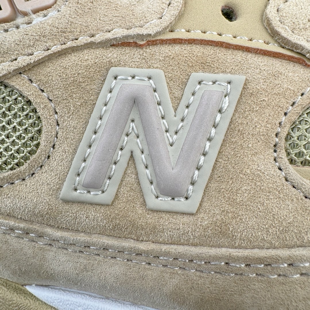 图片[10]-＃M纯原 New Balance M992TN 新百伦NB992总统复古慢跑鞋 卡其色 正确3M反光细节 原楦原纸版开发 正确6层组合底模精密开发 后跟透明TPU水晶装饰条稳固 沿用了引以为傲的跑鞋手工技艺 采用猪皮绒面并包裹局部透气网面的鞋身设计 菱网鞋舌上刻有New Balance USA 鞋面依旧身着经典的大热之灰 彰显了其高端的品质身份 尺码：36 37 37.5 38 38.5 39 40 40.5 41.5 42 42.5 43 44 45 46.5-选品中心