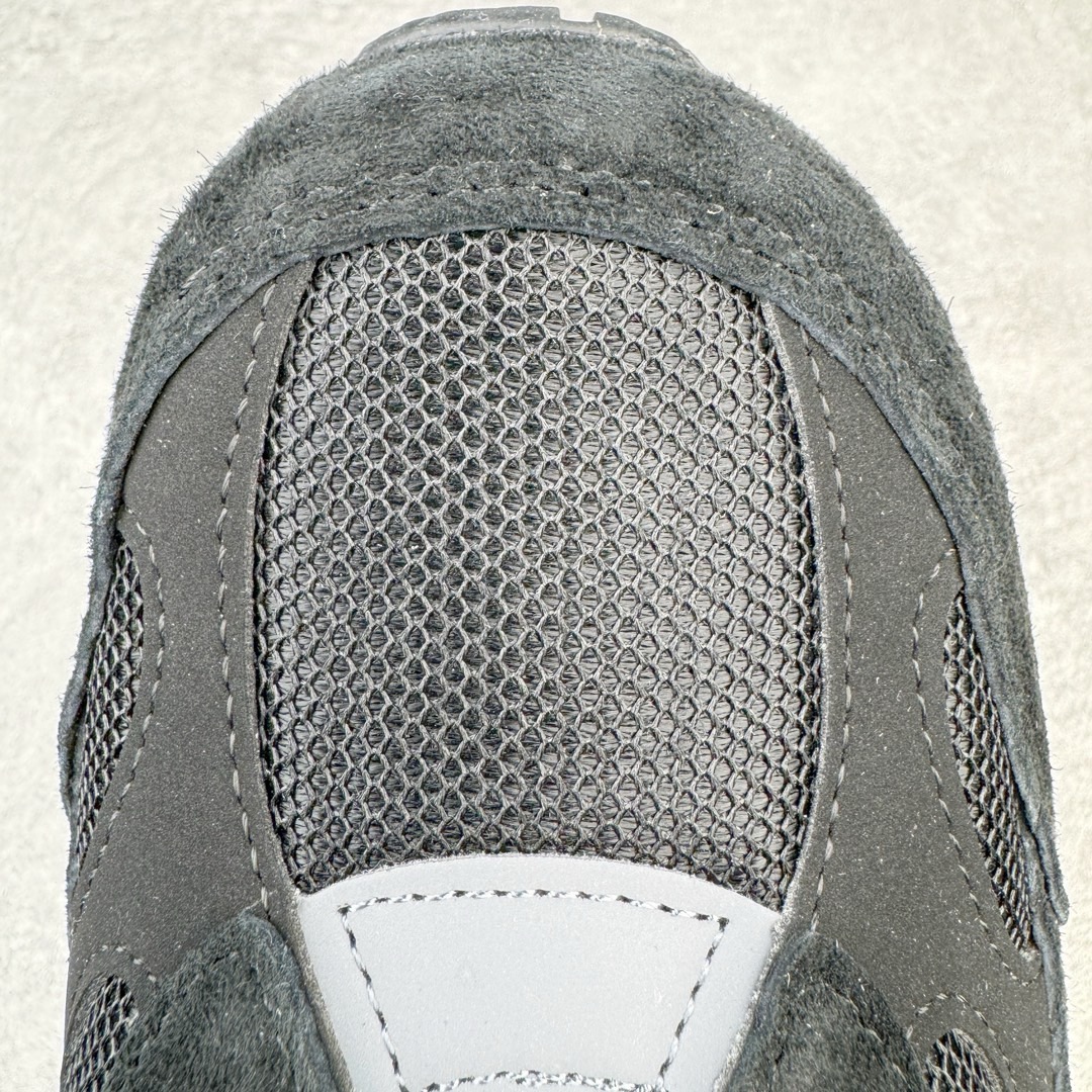 图片[16]-＃M纯原 New Balance M992BL 新百伦NB992总统复古慢跑鞋 黑色 正确3M反光细节 原楦原纸版开发 正确6层组合底模精密开发 后跟透明TPU水晶装饰条稳固 沿用了引以为傲的跑鞋手工技艺 采用猪皮绒面并包裹局部透气网面的鞋身设计 菱网鞋舌上刻有New Balance USA 鞋面依旧身着经典的大热之灰 彰显了其高端的品质身份 尺码：36 37 37.5 38 38.5 39 40 40.5 41.5 42 42.5 43 44 45 46.5-选品中心