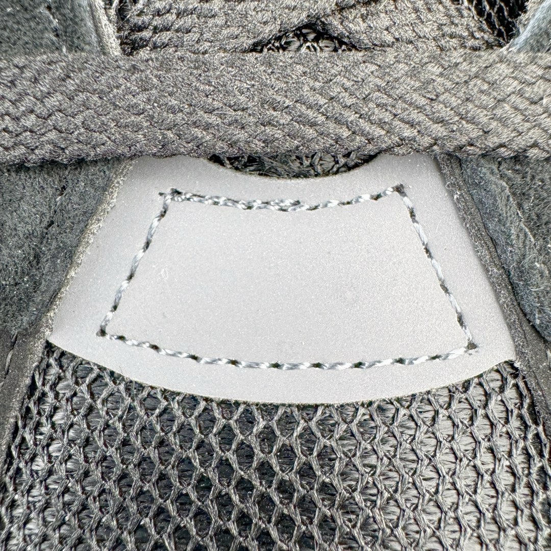 图片[17]-＃M纯原 New Balance M992BL 新百伦NB992总统复古慢跑鞋 黑色 正确3M反光细节 原楦原纸版开发 正确6层组合底模精密开发 后跟透明TPU水晶装饰条稳固 沿用了引以为傲的跑鞋手工技艺 采用猪皮绒面并包裹局部透气网面的鞋身设计 菱网鞋舌上刻有New Balance USA 鞋面依旧身着经典的大热之灰 彰显了其高端的品质身份 尺码：36 37 37.5 38 38.5 39 40 40.5 41.5 42 42.5 43 44 45 46.5-选品中心