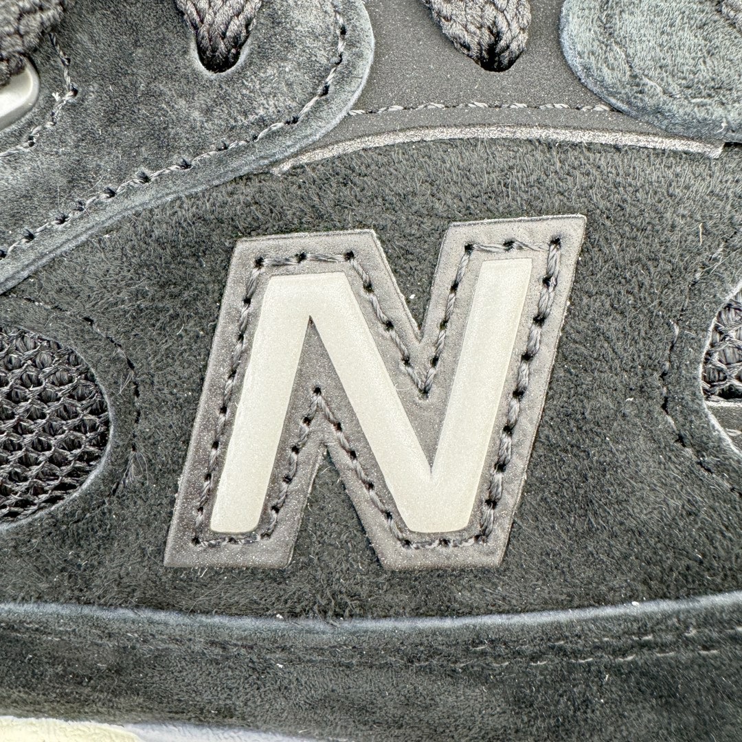 图片[11]-＃M纯原 New Balance M992BL 新百伦NB992总统复古慢跑鞋 黑色 正确3M反光细节 原楦原纸版开发 正确6层组合底模精密开发 后跟透明TPU水晶装饰条稳固 沿用了引以为傲的跑鞋手工技艺 采用猪皮绒面并包裹局部透气网面的鞋身设计 菱网鞋舌上刻有New Balance USA 鞋面依旧身着经典的大热之灰 彰显了其高端的品质身份 尺码：36 37 37.5 38 38.5 39 40 40.5 41.5 42 42.5 43 44 45 46.5-选品中心