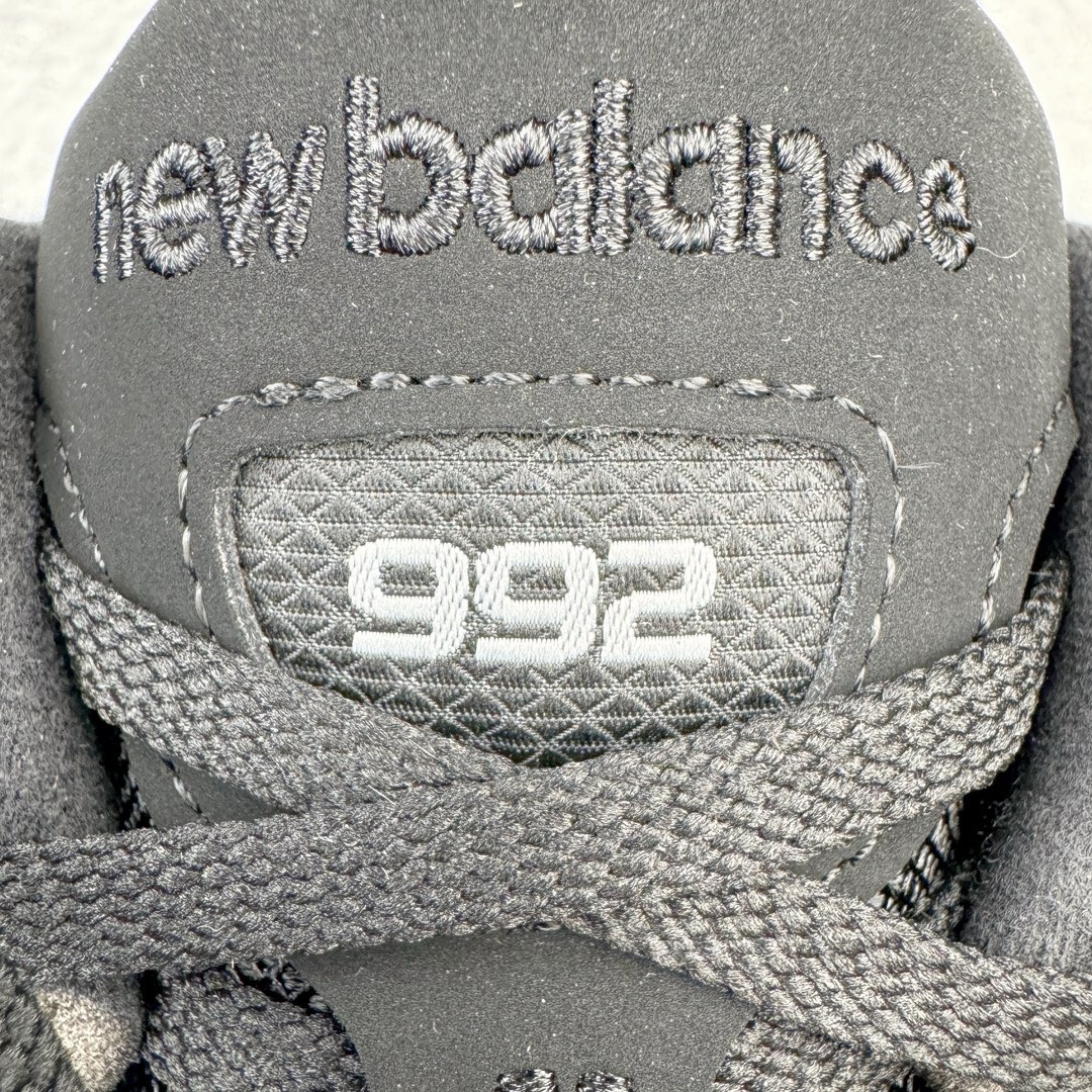 图片[10]-＃M纯原 New Balance M992BL 新百伦NB992总统复古慢跑鞋 黑色 正确3M反光细节 原楦原纸版开发 正确6层组合底模精密开发 后跟透明TPU水晶装饰条稳固 沿用了引以为傲的跑鞋手工技艺 采用猪皮绒面并包裹局部透气网面的鞋身设计 菱网鞋舌上刻有New Balance USA 鞋面依旧身着经典的大热之灰 彰显了其高端的品质身份 尺码：36 37 37.5 38 38.5 39 40 40.5 41.5 42 42.5 43 44 45 46.5-选品中心