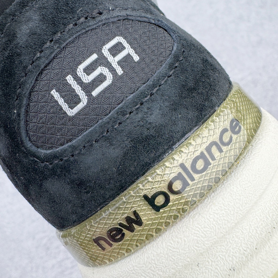 图片[14]-＃M纯原 New Balance M992BL 新百伦NB992总统复古慢跑鞋 黑色 正确3M反光细节 原楦原纸版开发 正确6层组合底模精密开发 后跟透明TPU水晶装饰条稳固 沿用了引以为傲的跑鞋手工技艺 采用猪皮绒面并包裹局部透气网面的鞋身设计 菱网鞋舌上刻有New Balance USA 鞋面依旧身着经典的大热之灰 彰显了其高端的品质身份 尺码：36 37 37.5 38 38.5 39 40 40.5 41.5 42 42.5 43 44 45 46.5-选品中心