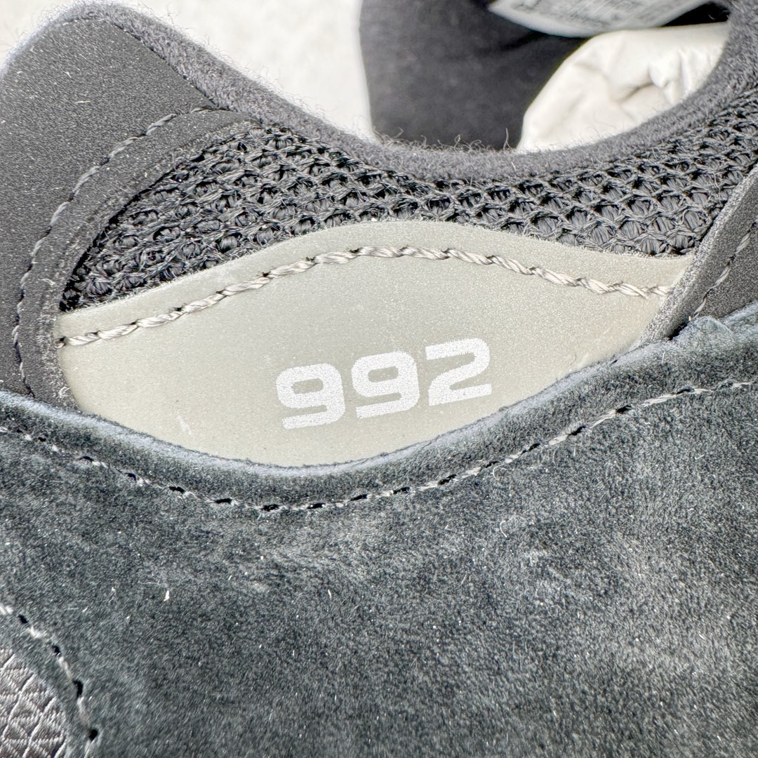 图片[15]-＃M纯原 New Balance M992BL 新百伦NB992总统复古慢跑鞋 黑色 正确3M反光细节 原楦原纸版开发 正确6层组合底模精密开发 后跟透明TPU水晶装饰条稳固 沿用了引以为傲的跑鞋手工技艺 采用猪皮绒面并包裹局部透气网面的鞋身设计 菱网鞋舌上刻有New Balance USA 鞋面依旧身着经典的大热之灰 彰显了其高端的品质身份 尺码：36 37 37.5 38 38.5 39 40 40.5 41.5 42 42.5 43 44 45 46.5-选品中心