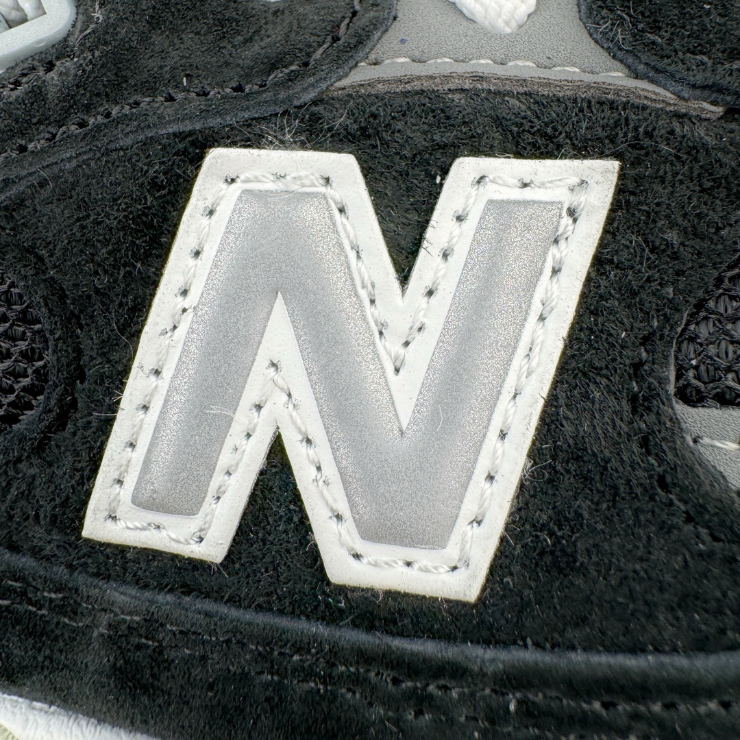 图片[10]-＃M纯原 New Balance M992EB 新百伦NB992总统复古慢跑鞋 黑色 正确3M反光细节 原楦原纸版开发 正确6层组合底模精密开发 后跟透明TPU水晶装饰条稳固 沿用了引以为傲的跑鞋手工技艺 采用猪皮绒面并包裹局部透气网面的鞋身设计 菱网鞋舌上刻有New Balance USA 鞋面依旧身着经典的大热之灰 彰显了其高端的品质身份 尺码：36 37 37.5 38 38.5 39 40 40.5 41.5 42 42.5 43 44 45 46.5-选品中心